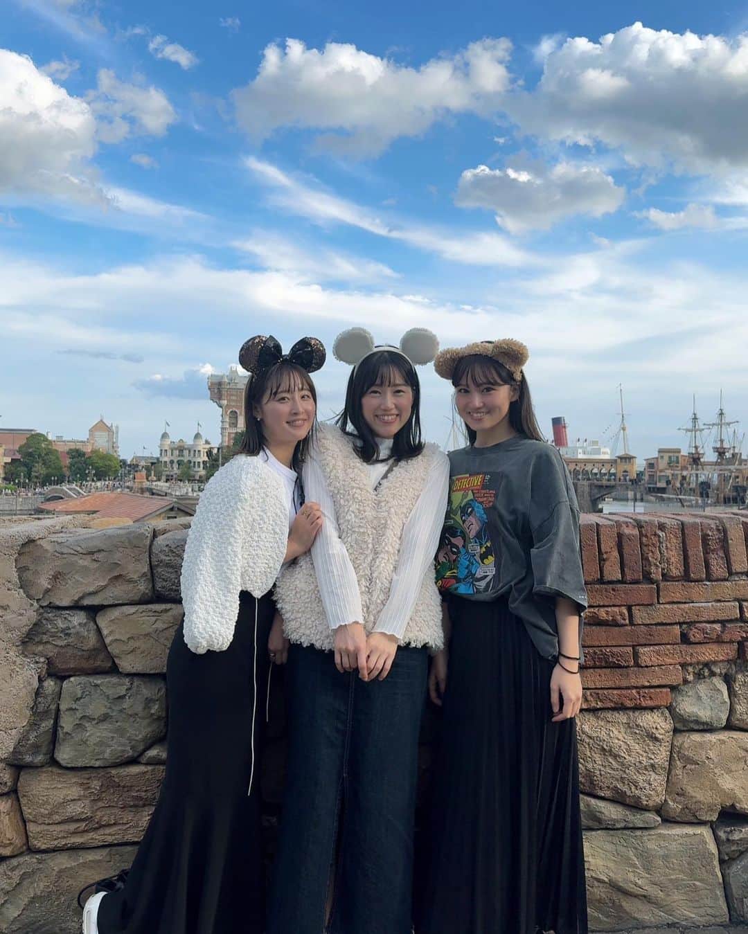 のインスタグラム：「秋休みの思い出🧸 8年ぶりディズニー！高校時代の友人と🤍  ソアリンという乗り物に 大感激しました🕊パタパタ  #ディズニーシー #ソアリン  #芝高 #服部未佳 #アナウンサー」