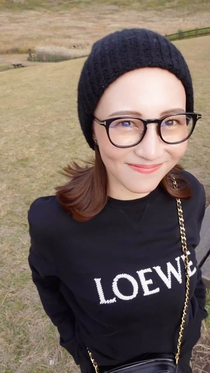 左近鈴乃のインスタグラム：「曽爾高原の思い出っ🎞️🌾🖤🤓🌤️  tops @loewe  bottoms @souaire_official  sneaker @celine  bag @chanelofficial  glasses @tomford  beanie @beautyandyouth_official   #曽爾高原 #suzuno服」