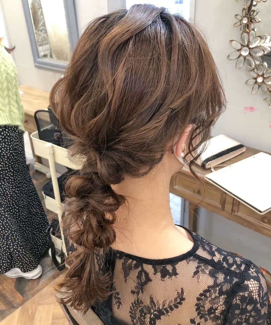 梅田ナチュラルセットサロンRiccoのインスタグラム：「🩶　@hair_make_ricco  ・ 結婚式の参列におすすめな  #あみおろし  ・ 今どきヘアでかわいさ抜群です！！  ・ ・ お飾りでよりおしゃ度あっぷします🌻🌻 Riccoでは、パール、リボンなどの アクセサリーも販売しております🌷✨ ・ ・  当日の気分で付けれたりもしますので お気軽にご相談くださいませ(⁎ᴗ͈ˬᴗ͈⁎)  🦋‪𓂃 𓈒𓏸🦋‪𓂃 𓈒𓏸🦋‪𓂃 𓈒𓏸  ぜひご予約くださいませ🦢🌼  #梅田セットサロン #ツインアレンジ #ヘアセット #ゆるふわ #アップお団子 #アップスタイル #編み下ろし #ポニーテール #ポニーアレンジ」