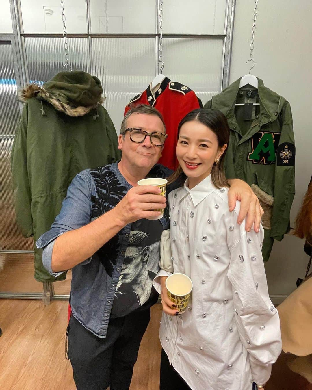 秋元玲奈のインスタグラム：「My monthly column in Japanese fashion website @25ansjp this time, the theme is going to be sustainability in the British fashion industry.  I had the opportunity to talk with @stuart_trevor the designer and former CEO of AllSaints He has recently launched a new fashion brand that doesn't produce clothes. @stuarttrevorofficial  I was deeply moved by his determination and passion.  Check the collection here↓ http://stuarttrevor.com/  25ansの私の連載Lovely days in London今月のテーマはイギリスファッション業界における サステナビリティ改革。 先日、AllSaintsのデザイナーのスチュアートトレバー氏にお話を聞く機会がありました。 彼が新たにローンチした新ブランドは "服を生み出さないファッションブランド"だそう。 それはどう言うことなのか。 ストーリーのリンクからぜひご覧下さい。  #25ans#fashion#londonfashion#stuarttrevor#allsaints」