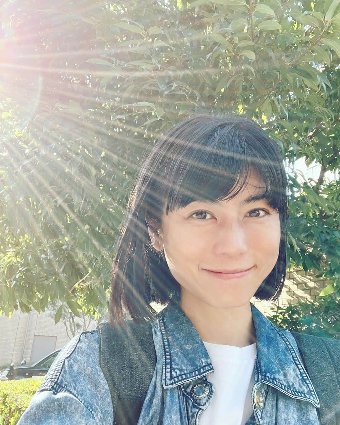 のインスタグラム：「うひょ～ってくらいいい天気！太陽サンサン☀️ 全国的に夏日の地域が多かったようですが、急な暑さで皆さんお体大丈夫でしたか？ 　 気温が上がっても夏と比べて湿気がないから、私は爽やか気分でした♪ 　 また脳内ミュージックの話なんだけど、少し前にNHK教育で放送されてた「#さわやか3組 」が懐かしいって会話をして、今日の太陽サンサンの連想から「さわやか3組」のテーマソングが頭から離れません（笑） 　 出だしが「サンサンサン太陽の～ひかり～」なんだよね。」