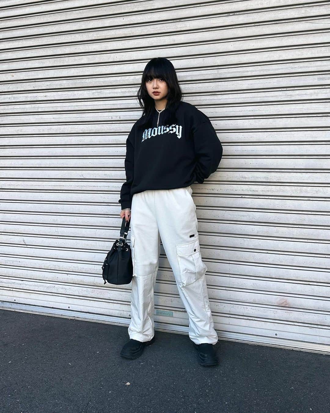 MOUSSY SNAPさんのインスタグラム写真 - (MOUSSY SNAPInstagram)「#MOUSSYSNAP @00.53na 170cm  ・OLD ENGLISH MOUSSY PULLOVER(010GAL90-5370) L/BLKはZOZOTOWN限定カラーになります。  ・FLEECE UTILITY PANTS(010GAL30-6180) ・LOGO STRAP BUCKET BAG(010GA751-6580) ・RUBBER SHORT BOOTS(010GAS52-5630) 全国のMOUSSY店舗／SHEL'TTER WEBSTORE／ZOZOTOWNにて発売中。  #MOUSSY」11月2日 22時19分 - moussysnap