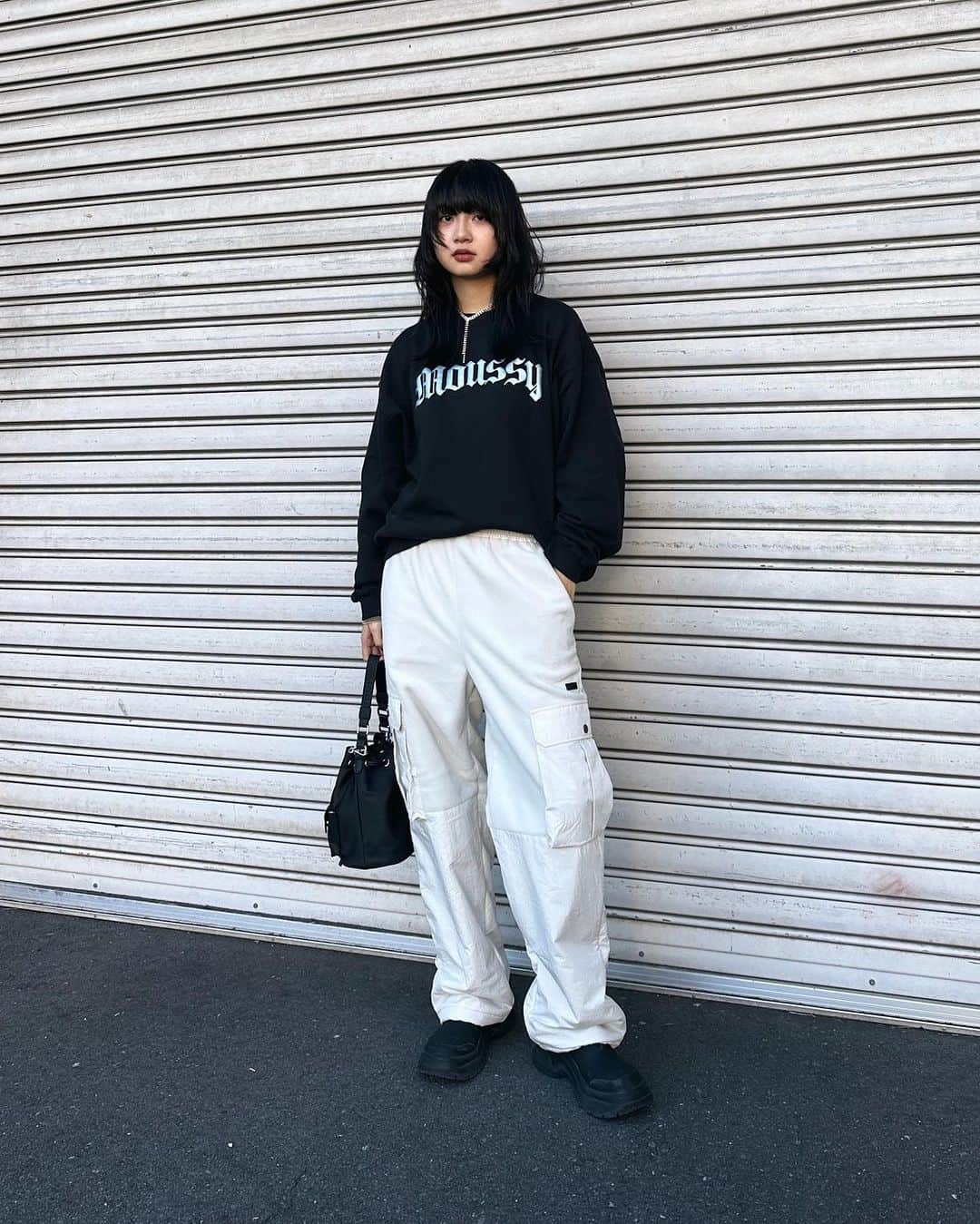 MOUSSY SNAPのインスタグラム：「#MOUSSYSNAP @00.53na 170cm  ・OLD ENGLISH MOUSSY PULLOVER(010GAL90-5370) L/BLKはZOZOTOWN限定カラーになります。  ・FLEECE UTILITY PANTS(010GAL30-6180) ・LOGO STRAP BUCKET BAG(010GA751-6580) ・RUBBER SHORT BOOTS(010GAS52-5630) 全国のMOUSSY店舗／SHEL'TTER WEBSTORE／ZOZOTOWNにて発売中。  #MOUSSY」