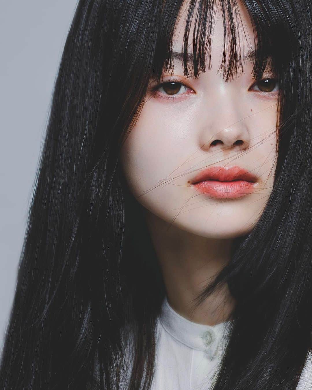 佐藤俊斗さんのインスタグラム写真 - (佐藤俊斗Instagram)「Kotona Minami for @kotona_minami   撮影させていただいた別カット。 透明過ぎて背景が見えそうなぐらい透き通る美しさでした。  Photographer @shuntosato  Hair make @haruna__yamaguchi」11月2日 22時19分 - shuntosato
