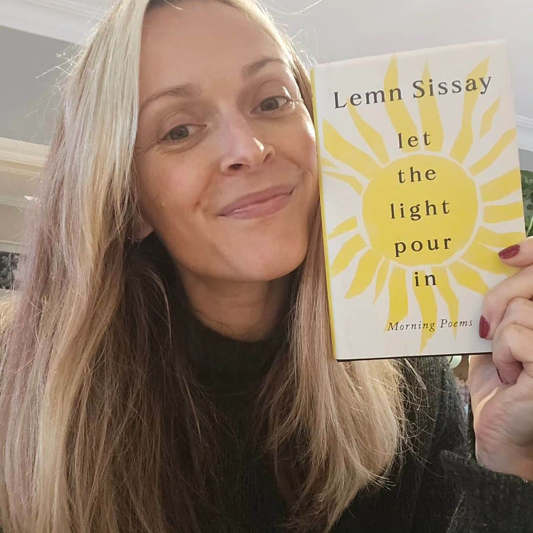 ファーン・コットンのインスタグラム：「I'm not sure I've read a more beauriful poetry book.  This poem (slide two ➡️) really got me.   If you love books come over and follow @happyplacebookclub where we nerd off about all sorts of beauriful reads.  📚」