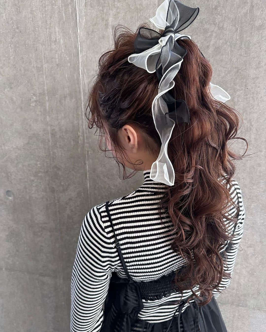 カワノ ヨウヘイのインスタグラム：「✴︎ 東京セミナースタイル✨ ✴︎ 今回はファッションに合わせて少しガーリーなポニーテール✨ ✴︎ 長さを変えないように作ってフワフワに。 ✴︎ リボンをつけてより可愛さが出るように。 ✴︎ 受講者の皆さん、ぜひやってみてくださいね✨✨ ✴︎ ✴︎ model: @yumepp_110」