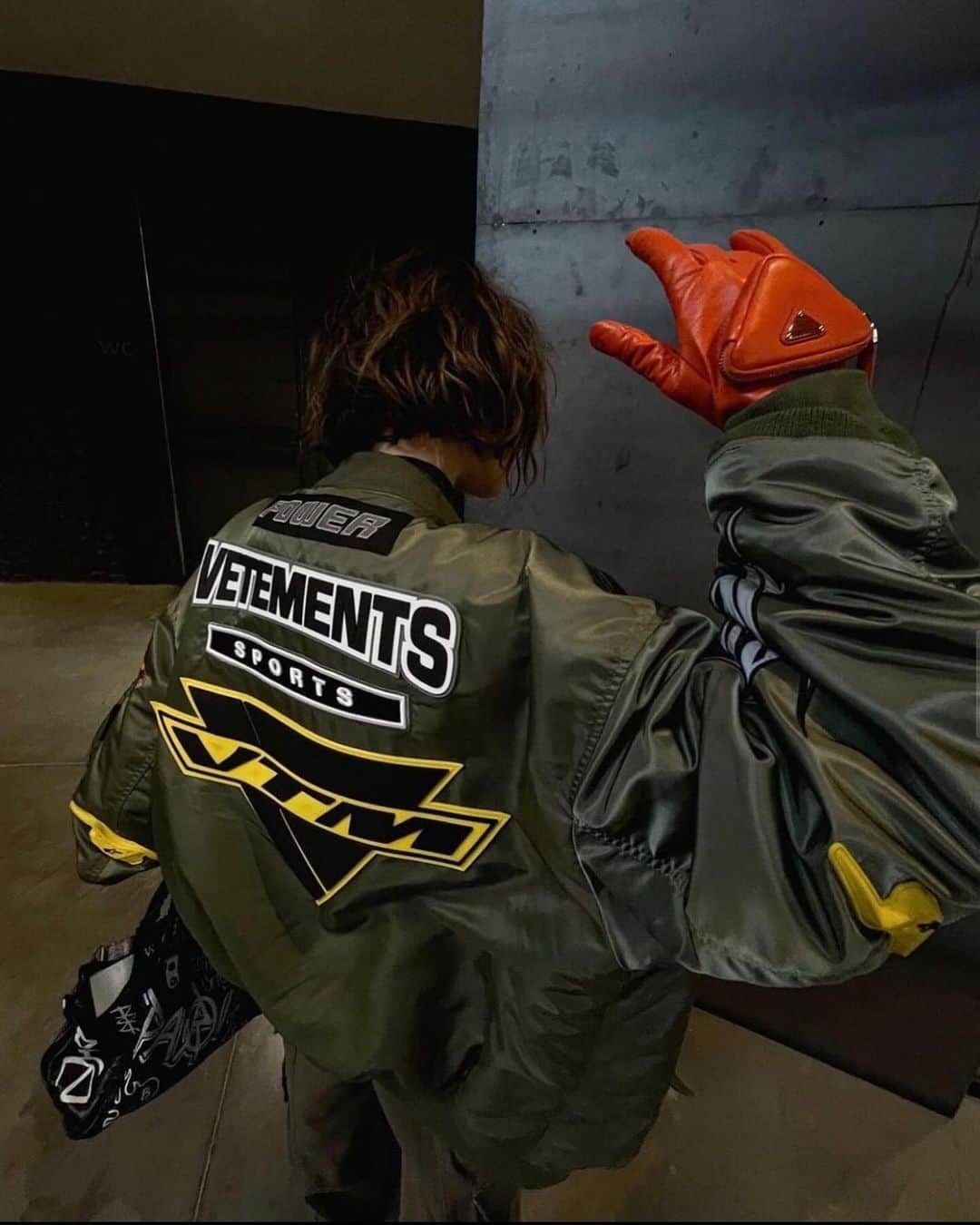 ヴェトモンのインスタグラム：「VETEMENTS.COM」