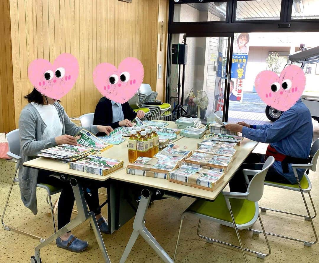 丹野みどりのインスタグラム：「支えて下さる皆さまのお力を ひしひしと感じました  ポスティング大会を前に 2種類のビラをひとつにまとめる作業  お忙しい中貴重なお時間を頂き ありがとうございました😭  政策ビラは6万枚注文しました  これから一人でも多くの方に お届けしたいと思います  そして  収支報告書の打ち込みを お手伝いして下さっているMさん いつもありがとうございます😭  #国民民主党  #衆議院選挙  #愛知県 #豊田市 #みよし市」