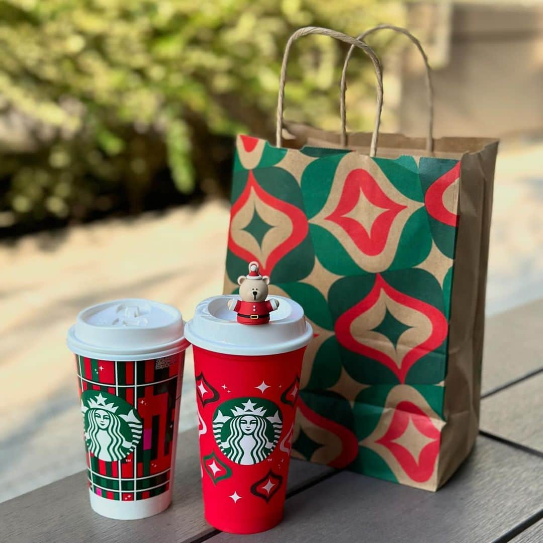 ルナのインスタグラム：「𝖲𝖳𝖠𝖱𝖡𝖴𝖢𝖪𝖲 𝖢𝖮𝖥𝖥𝖤𝖤  @starbucks_j ☕️🎅 やっぱ買っちゃうよね🥹  ベアリスタさま🧸 もうやめとこうかなって思ったけど お昼に買いに行って売ってたら買おう… と思って行ったら売ってたので✌️笑  もう一気にクリスマスモード🌲✨ ┈┈┈┈┈┈┈┈┈♡ #スターバックスコーヒー #スターバックス #スタバ #スタバ新作 #ベアリスタ #ベアリスタキャップ  #スタバタンブラー #スタバクリスマス #スタバグッズ #starbuckscoffee #starbucks #starbucksjapan」