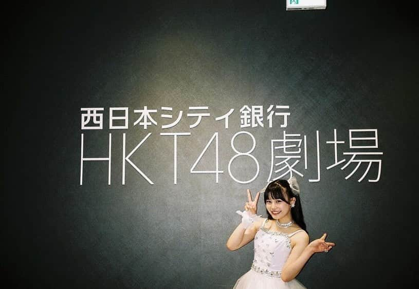 村川緋杏のインスタグラム：「HKT48を卒業して1年が経ちました🎉  卒業してからも応援してくださっている方や 会いに来てくださってる方がいて 本当に嬉しいですありがとう（т-т）💗  卒業発表では「アパレルに携わるお仕事をしたい」 という夢を伝え皆さんに卒業を報告しました。  そんな今、所属している CANDYTUNEで私はデビュー時から衣装を 何度も携わらせていただいていて  まさか1年後にこんなに衣装に携われるとは 本当に本当に思っていなかったので🥲  1年前、夢に向かって協力してくださった 全ての皆様と背中を押してくれたファンの方々に 感謝の気持ちでいっぱいです！  夢に向かって着実に進めている今が 本当に本当に幸せです（т-т）  私の恩返しは 応援してくれるみんなに幸せを届けること！ そしてアパレルのお仕事をして夢を叶えること！ だと思うので日々精進していきたいと思います💨   HKTのみんなと一緒にお仕事できるように そしてどらに10周年に向けても びっくになれるよう頑張りますので 引き続き応援よろしくお願いします🫶🏻🎀  これからもまだまだ！！ みんなで幸せになろうね！！ 大好きだよ〜💗」