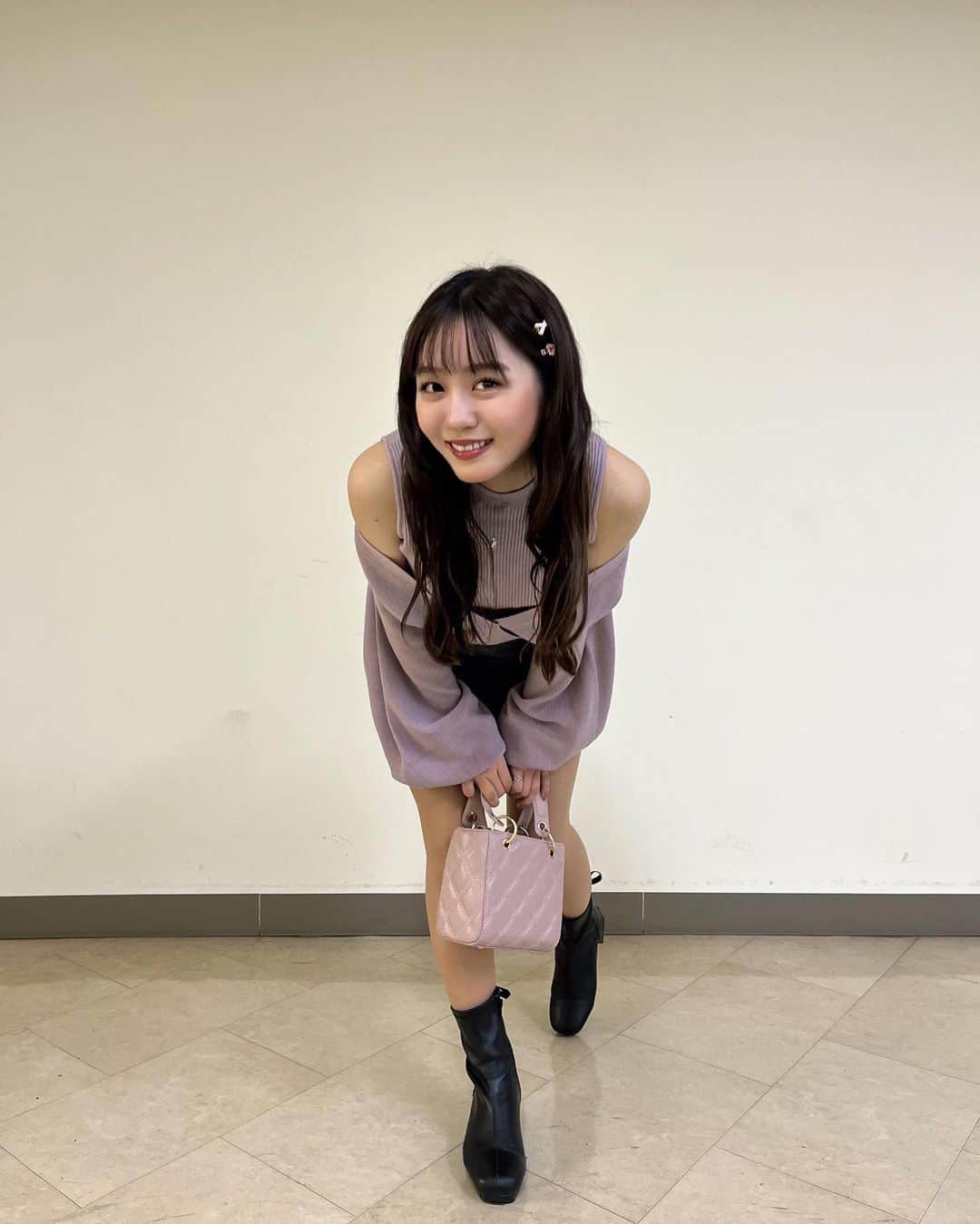 沖玲萌さんのインスタグラム写真 - (沖玲萌Instagram)「ピンクコーデ🎀  #ootd #smile #japanesegirl #japan #photooftheday #picoftheday #vlog #instadaily #selfie #style #fashion #fashionstyle #ootd #instafood #foodporn #autumn #universitylife #rikkyo #立教 #大学生 #03 #03년생 #秋コーデ #沖玲萌 #フジコーズ #女子大生 #ピンクコーデ #ミニスカ #彼氏目線 #ブーツ #ガーリーコーデ」11月2日 22時27分 - remoni_oki