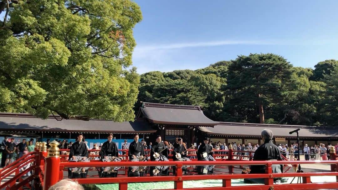 杵屋勝四郎のインスタグラム：「本日、明治神宮　秋の大祭 奉納演奏務めました 本日夏日、日光ギンギン ビタミンDをたっぷり吸収 演奏前に参拝し、スッキリした  外人さんも大勢。長唄メンバー紹介の時アナウンサーが勝四郎 と紹介したら 外人さんがスシロー? と言っていた スシローじゃない カツシローです 混ぜるとカツスシロー 新名取につけよう」
