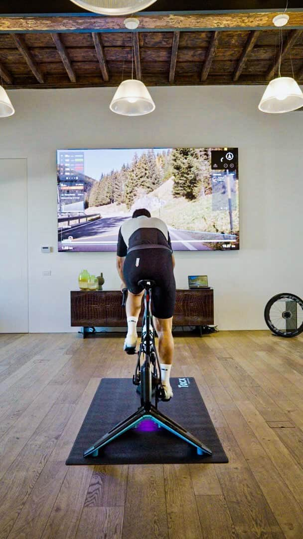 ヴィンチェンツォ・ニバリのインスタグラム：「Tre buoni motivi per avere uno smart trainer Tacx? ⚙️   1️⃣ Puoi sfidare gli amici su percorsi iconici. 2️⃣ Svolgi allenamenti di altissima qualità. 3️⃣ Fuori fa freddo o piove? Non dovrai rinunciare a pedalare.」