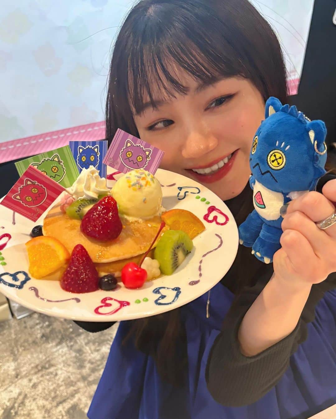 石田亜佑美さんのインスタグラム写真 - (石田亜佑美Instagram)「🍰🍩🍴✨     11/3～11/23   モーニング娘。feat.カリバディクス ポップアップカフェ ～がおっきーのスイーツパーティ～   池袋のマンガ展さんで期間限定オープンです💙     お皿のらくがきは、 まりあちゃんとのなか✍️ ふくむらさんとおだ✍️ が描いてくれたものなので、 提供するときはない特別なものです🤭ふふ   あとね、 メンバーだけのプレオープンのはずなのに、 1人ファンの子いた❤️💜笑    ご来店お待ちしてます！     #がおっきー #がおっきーカフェ #がおっきーのスイーツパーティ #グッズもかわいいのたくさんよ #モーニング娘23 #morningmusume23 #石田亜佑美」11月2日 22時29分 - ayumi_ishida.official