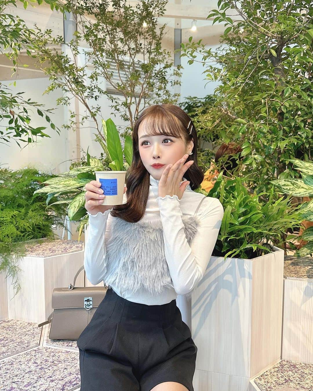 計良日向子（ひなひ）さんのインスタグラム写真 - (計良日向子（ひなひ）Instagram)「. 10/19にオープンしたばかりの 代官山カフェへ🫐🌿 @cirty_30 . . . . お昼頃に行ったらほぼ満席という人気カフェ🤍 開放的で広々してるから わんちゃん連れの方もたくさんでした🐩 2階にも席があってテラスもあって ゆっくりできるカフェでまた行きたい♡ . . . 👗ビスチェ　@grl_official . 👗ボトムス　@grl_official . 👜バッグ　@cafune.official . 🩰シューズ　@esperanza_official . . . . #代官山カフェ #東京カフェ #カフェ巡り #grl #グレイル #mycafune #カフネバッグ #esperanza #エスペランサ」11月2日 22時29分 - kerahinako1105