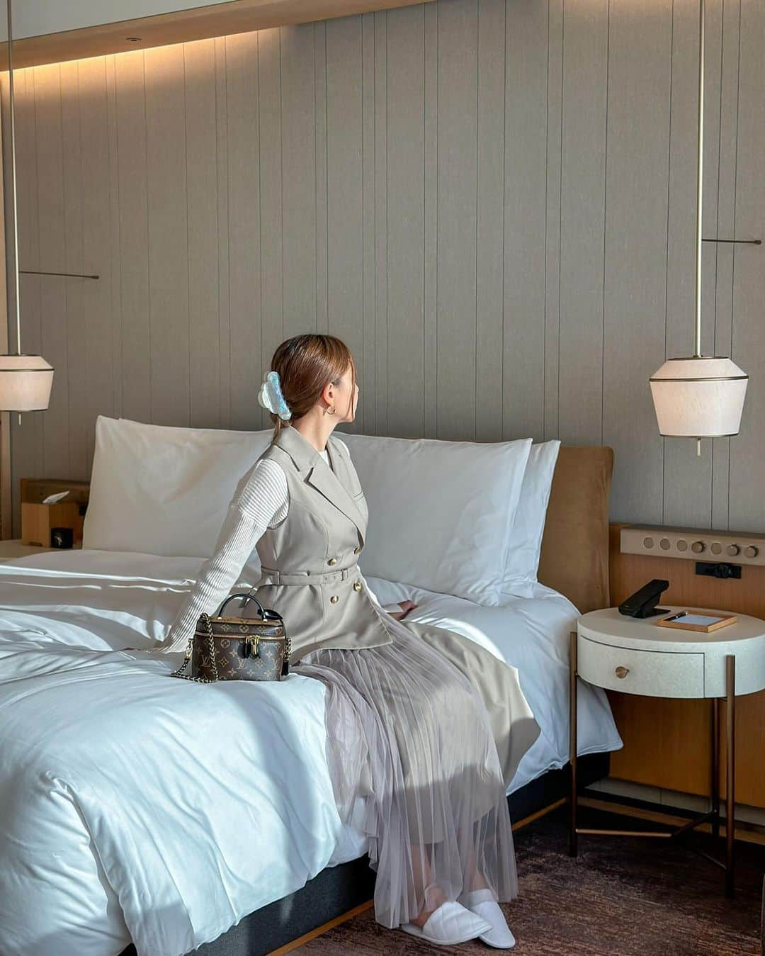 RIEさんのインスタグラム写真 - (RIEInstagram)「【 福岡 / @ritzcarlton.fukuoka 】 ⁡ 6月に開業したばかりの注目ホテル ザ・リッツ・カールトン福岡🌙⸝⋆  ⁡ 和モダンで上品なデザイン空間が素敵すぎて👼🏼 興奮冷めやまぬ滞在となりました🐚 ⁡ 特にバスルームのゴールド×大理石に衝撃⚡️ こんなにときめくバスルームは 久しぶりすぎて長風呂しちゃった🛁 ⁡ アメニティは @diptyque で よい香りに包まれて最高すぎた🧴🫧 ⁡ ⁡ 福岡は美食の街でもあるので🤤 夜まで飲み歩いてホテルでは寝れれば どこでもいいなんて昔は思っていたけど あまりにも心地よい滞在すぎて🤦🏻‍♀️ また次回も福岡に来たら泊まるであろう 福岡に来るきっかけになるホテルでした🐏🤍 ⁡ ⁡ ⁡ ⁡ ~~~~~~~~~~~~~~~~~~~~~~~~ ☑︎ ザ・リッツ・カールトン福岡 ☑︎ 〒810-0041 福岡県福岡市中央区大名２丁目６−５０ 福岡大名ガーデンシティ ☑︎ 天神駅 徒歩7分 / 福岡空港よりタクシーで約15分 ~~~~~~~~~~~~~~~~~~~~~~~~ ⁡ ⁡ ⁡ ⁡ ⁡ #TheRitzCarltonFukuoka #ritzcarlton #ritzcarltonfukuoka #marriottbonvoy #rietabi_trip #rietabi_fukuoka #ザリッツカールトン福岡 #リッツカールトン福岡 #マリオットボンヴォイ #ホテルステイ #ホテルインテリア #ラグジュアリーホテル #バスルーム #5つ星ホテル #福岡旅行 #福岡ホテル #博多ホテル #大理石 #アメニティ」11月2日 22時29分 - rie_tabi