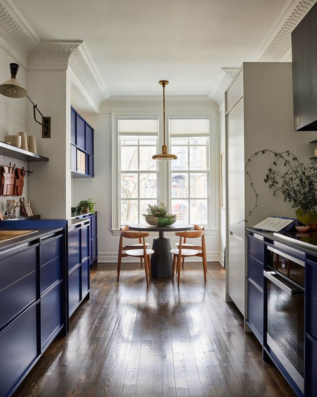 ELLE DECORのインスタグラム：「Once you create your dream home, it’s hard to imagine anything better. That is, until you hire designer Sam Sacks (@samsacksdesign). One Toronto homeowner had worked with Sacks on the design of her prior apartment—“a deeply personal loft with heart poured into every square inch,” says Sacks. “When she was ready for a house, she had a bit of angst about leaving such a special place, so we knew this one had to be just as amazing.” The designer more than delivered, infusing the three-story Victorian with color, texture, and wit.   To see inside this lively and immensely livable residence, as shown exclusively on elledecor.com, click the link in bio. Written by @cokhio. Photographed by @lomillerphoto.」