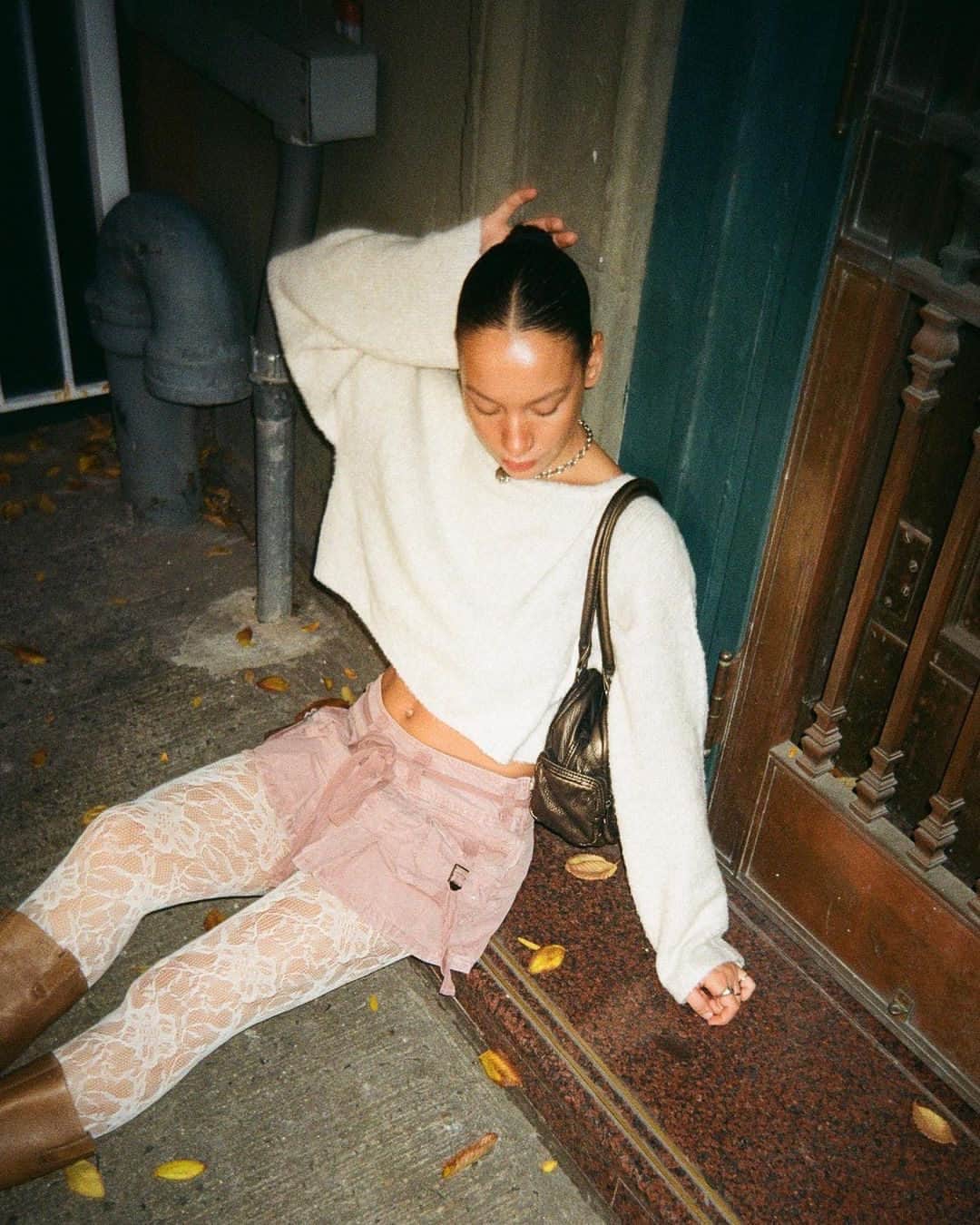 Urban Outfittersさんのインスタグラム写真 - (Urban OutfittersInstagram)「@aishafarida is always on our fall style mood board. 🤍 Tap to shop the full UO look. #uocommunity」11月2日 23時01分 - urbanoutfitters