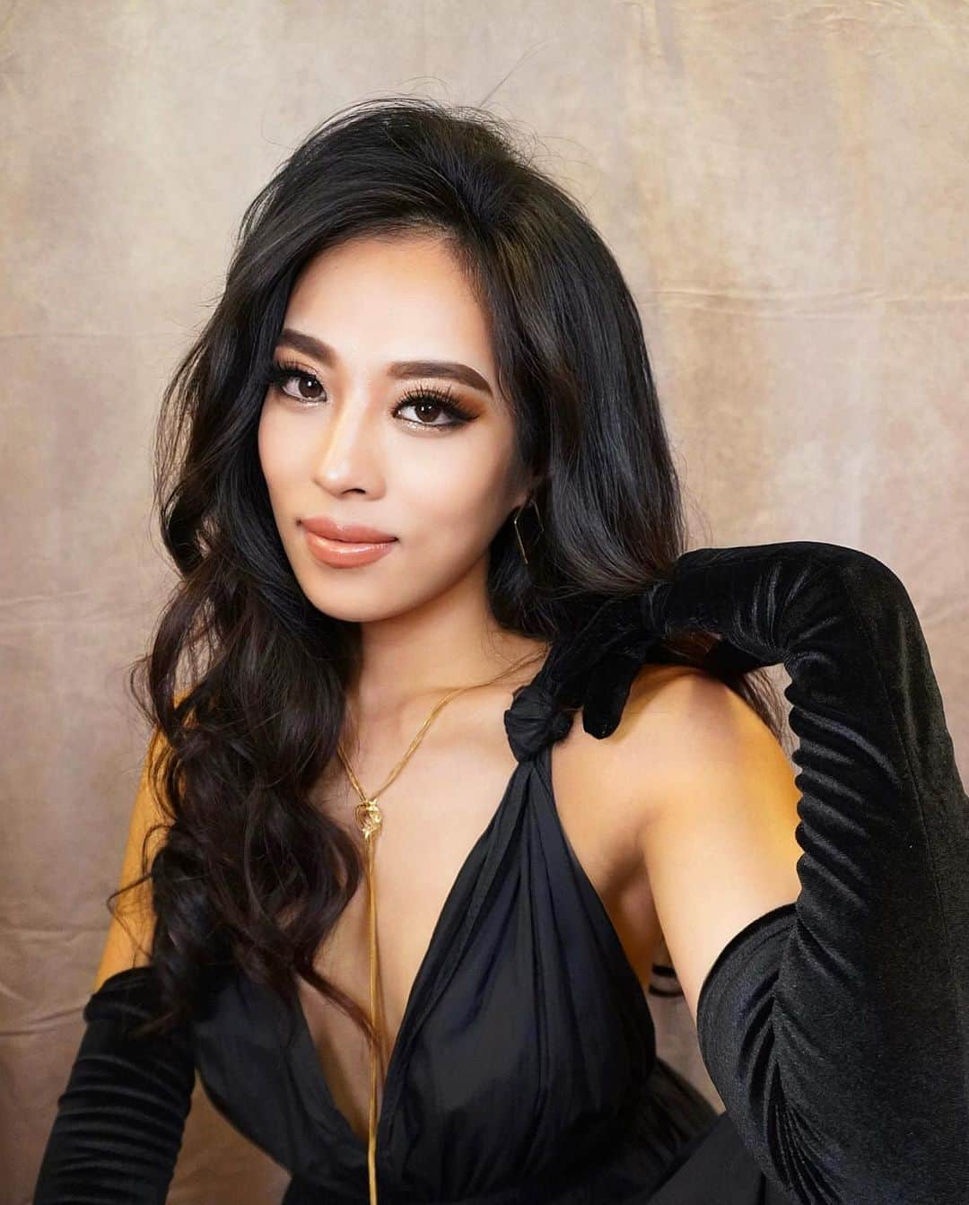 絹野志朋のインスタグラム：「Japan Pride🇯🇵❤️  November has just began, I'm gonna fly around the world this month. Dubai🇦🇪→Egypt🇪🇬→Malaysia🇲🇾  Nov 29th, MCW the worldwide beauty pageant👑 @misscosmoworld   I always like to feel the world, But I’m proud of being Japanese❤️‍🔥❤️‍🔥  I’ll be a bridge between Japan and the world🤝  『世界を舞台に活躍すること。』 ずっとずっと言い続けてきた願いが ようやく叶い始めてる。 でも、私の夢はまだまだこれから♡  日本と世界の架け橋になる。  Thanks for your supporting❤︎ @misscosmoworld  @misscosmoworldjapan  @japan_beauty_ambassador  @aya_kiyota  @erina_hanawa_japan  @mihosugawara_34  @kumimiyamae   Photo & Styling by @aya_kiyota  . . #misscosmoworld #misscosmoworld2023 #beautypageant」