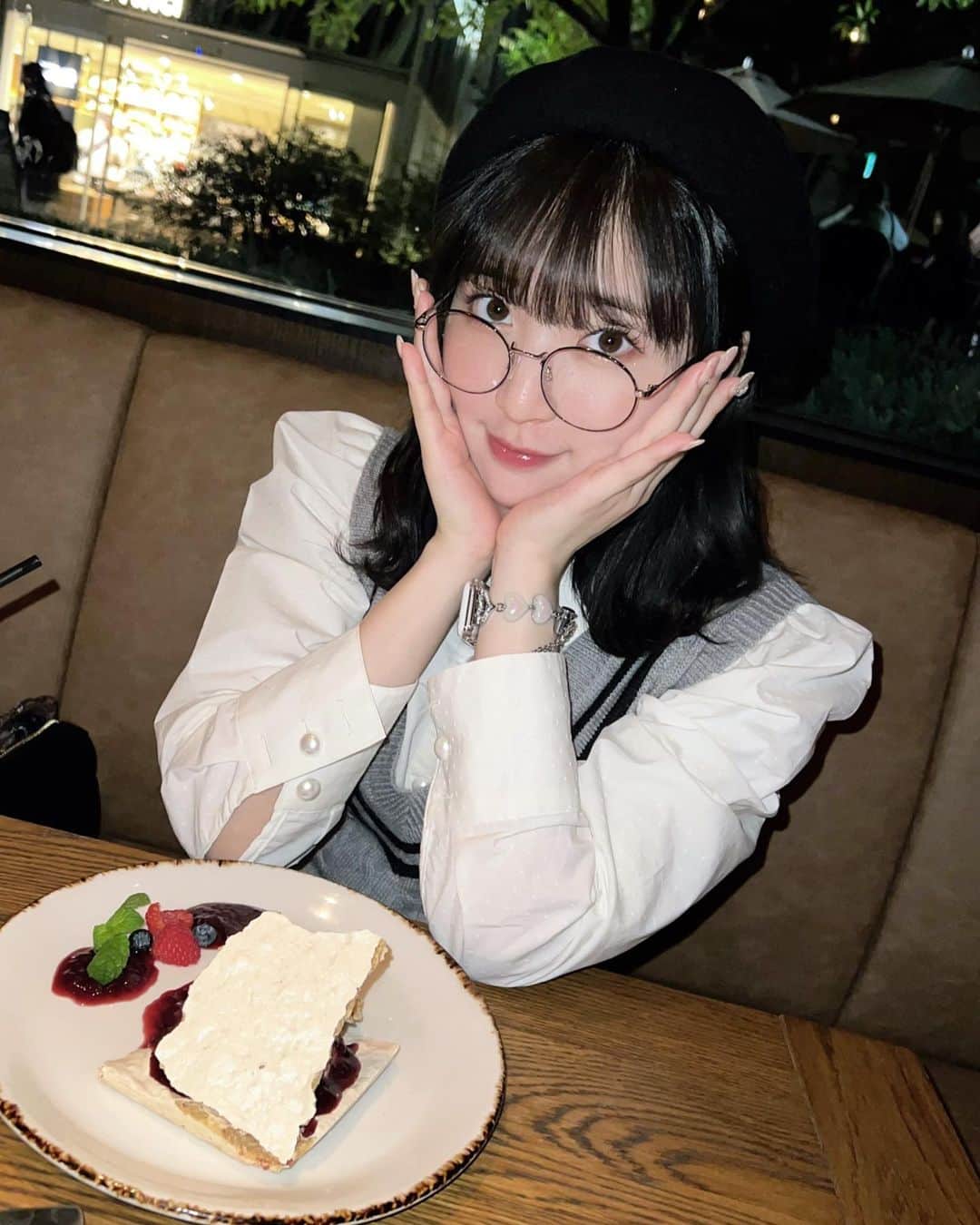 豊田萌絵のインスタグラム：「フラッシュ📸の質感とても好き🫶🏻  パブロバっていうスイーツ人生で初めて知ったし初めて食べた🍰美味👼  #代官山  #アイビープレイス」
