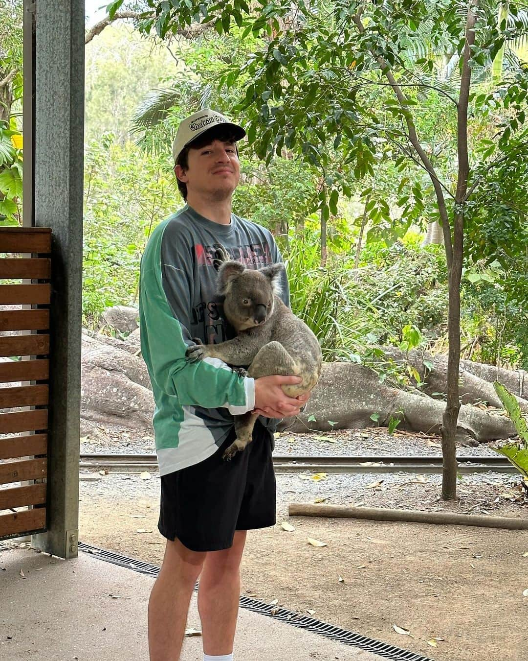 チャーリー・プースのインスタグラム：「Nobody told me that these cuddly little creatures smell like complete doodie…but they are still very cute. Nobody also told me that my first tour in Australia would be completely sold out. I am so grateful and I can’t wait to be back. This shirt will forever smell like Koala booty and I will never forget my first tour in Australia. Thank you」