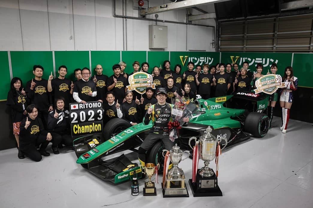 辻門アネラのインスタグラム：「#superfromula 2023  Rd.8 37号車は2位でチェッカーを受け 36号車は大きなクラッシュがありましたTT 笹原選手が無事で本当に良かったです。 Rd.9の最終戦はVANTELIN37号車宮田選手のみでの 参戦になりました。 そして、3位でチェッカーを受け、見事 2023DRIVERS CHAMPIONを獲得しました✨👑 宮田選手おめでとうございます！！！！🏆  素敵なチームの一員として1年間 VANTELIN TEAM Tom'sを応援できて 本当に嬉しかったです。  1年間本当にありがとうございました！ これからも引き続きチームトムスへの 熱い応援をよろしくお願いします🙂🫶」