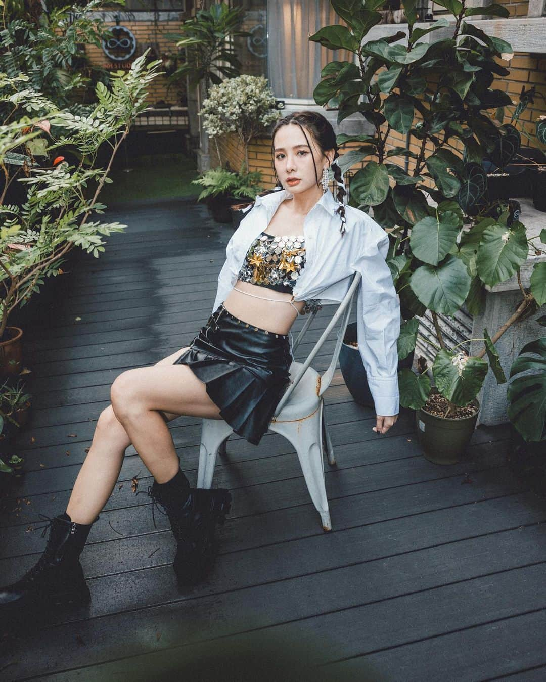 アンバー・アンさんのインスタグラム写真 - (アンバー・アンInstagram)「🤍🖤🤍🖤🤍  Outfits: @luisaviaroma  Earrings: @apmmonaco #apmmonaco  Shoes: @amaitw Make up @clairechengmakeup  Hair @jimmy1987909  Styling @yuwei5858 @yiyitien @ashnnii  Photo @autumnscope」11月2日 22時42分 - xinya_an