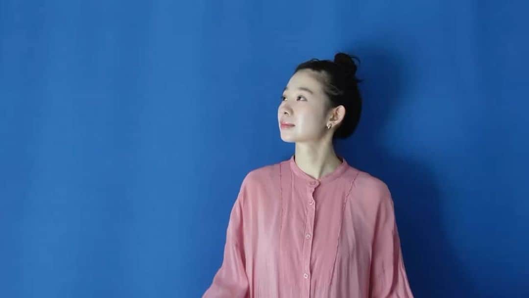 橘花梨のインスタグラム：「Q本かよちゃんとのYouTube、「今日もQK中」を開設して、ちょうど半月が経ちました。チャンネル登録はお済みですか？2週間とは思えない投稿量です。 そして度々、他のコンテンツでは話したことの無いような話題にも触れています。  わたしはQちゃんのことがだいすきだし、Qちゃんといっしょに居る時の自分もすきなんだ！フハハ！ わたしたちのいろんな思い出が、記憶だけでなく記録として残っちゃうんだからうれしいなあYouTube。 こんなにいろんなことをさらけ出せて、許し合えるお友達に出逢えることってあんまりないと思うので、ずっと大切にしたいし、これからも楽しく続けていけたらいいな。  サボるのだいすき。遊ぶのだいすき。息抜きだいすき。 良い意味でずーっとQKしていくんだ！  チャンネル登録、よろしくね！ (嘘みたいな本当の話で、収益化を目指してる！)  #QK中 #YouTubeはじめました #YouTube #youtuber  #ユーチューバー  #俳優」