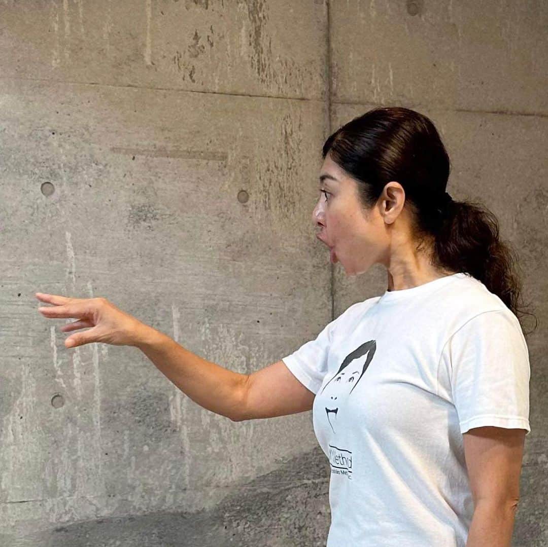 間々田佳子のインスタグラム：「みなさま まいにち顔を動かしていますか？ 表情筋研究家間々田です。  本日から 養成講座がはじまりました！ 満席😊  一つ一つの顔の動きに こだわりがありすぎるわたし  それを理解しようと頑張る インストラクター達  みんな頑張れ〜〜👍👍👍  1日目なのに もう顔に変化が出ています！ 素敵💓  #コアフェイストレーニング #間々田佳子 #コアフェイストレーニング養成講座」