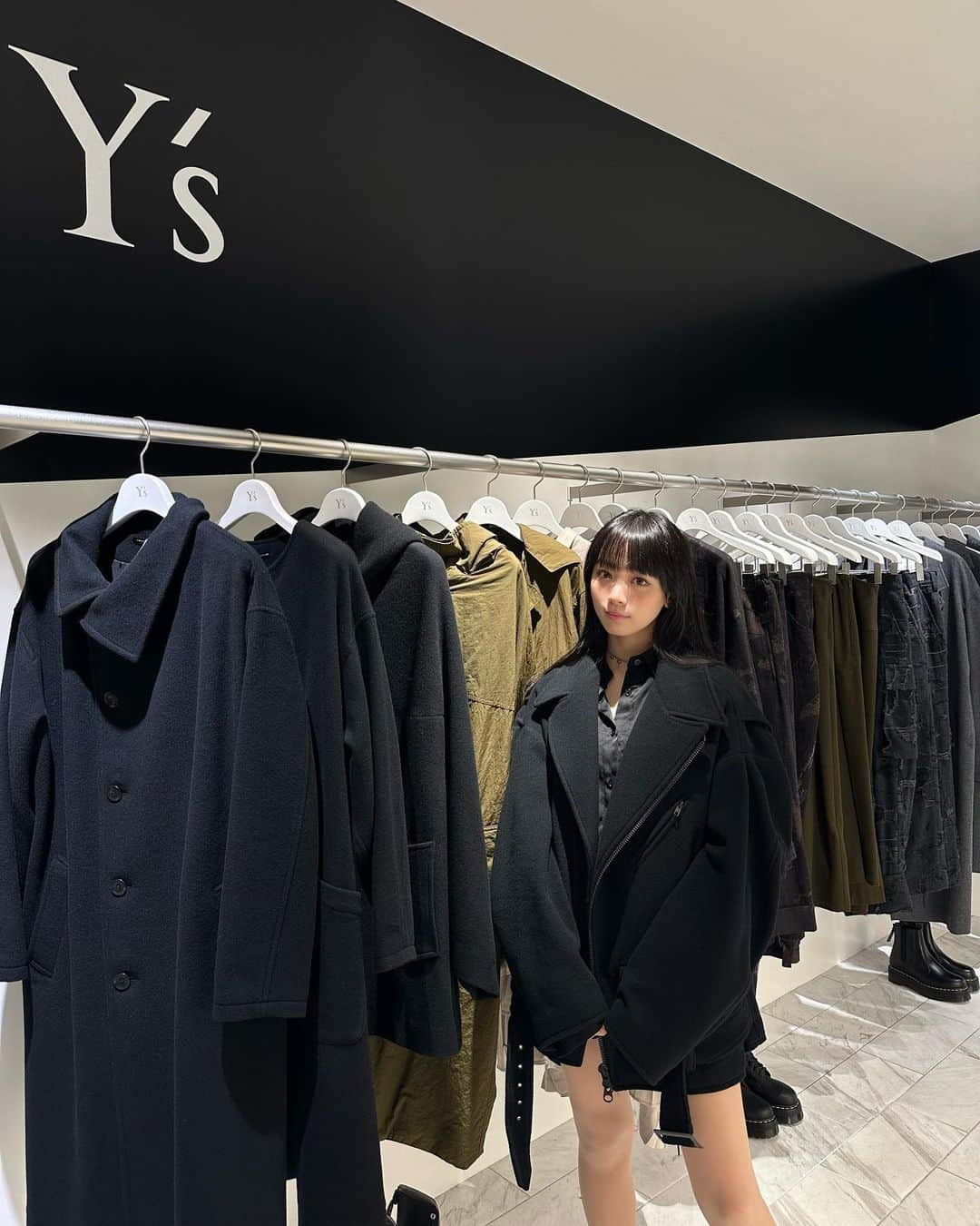 ゆらさんのインスタグラム写真 - (ゆらInstagram)「Y's 伊勢丹新宿店が本館4階から本館3階へお引越しリニューアルオープン🪽 新作のアウターを沢山試着させてもらったよ 去年Y'sのロングコートをるうこに借りてめちゃくちゃ着倒してた 1枚目はメンズのコートなんだけどレディーが着ても可愛かった がま口のバッグも当たり前に可愛い 2枚目はウールのライダースコートは殿堂入り👑 3枚目は襟が大きめの硬めのロングコート シンプルなんだけど襟部分が縫われてたり縫われてなかったりでこいう所がY'sらしい 4枚目はダウンよりも暖かいと言われているシンサレートを使用したロングコートでとにかく軽い！ 襟が開いてて肩の丸みラインと袖の丸みも可愛い  という感じで私は秋冬アウターの一軍にライダースコートを迎え入れました☺️ お店広くて見やすいので伊勢丹にお越しの歳は是非お立ち寄り下さい🎀  #PR #Ys」11月2日 22時44分 - yura_pk