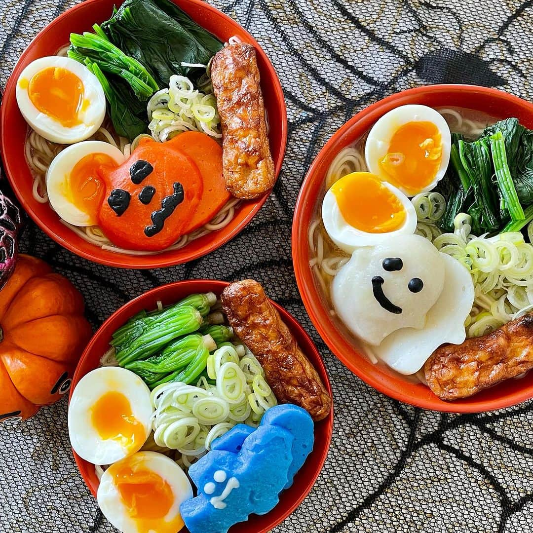 池田有希子のインスタグラム：「ところで今日の朝ごはんに作ったハロウィーンラーメンがあまりにも可愛かったので見て下さい🎃👻🦇🍜 Happy belated Halloween! #女傳蒲鉾 #HalloweenRamen」