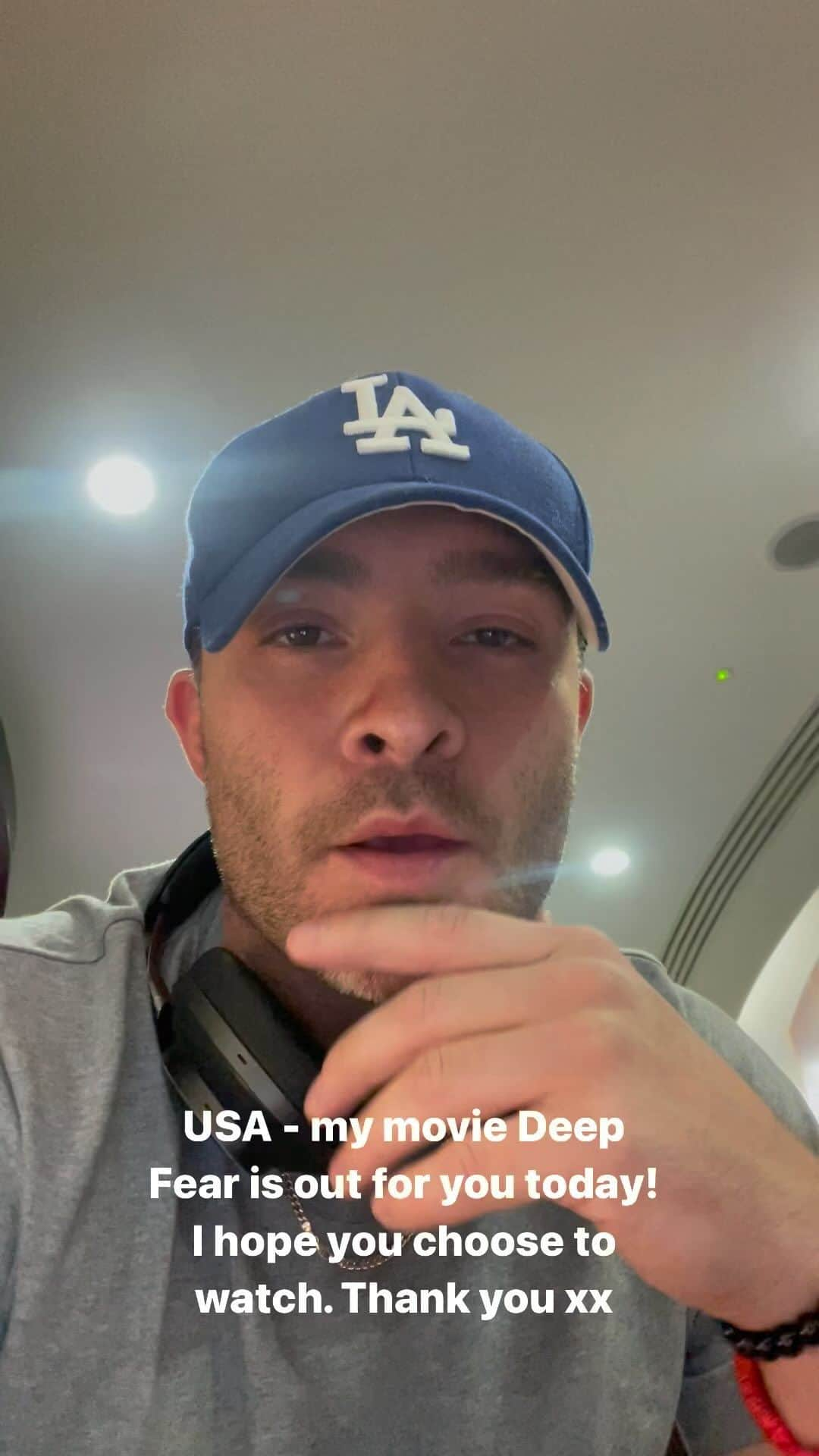 エド・ウェストウィックのインスタグラム：「My beautiful USA people, @deepfearmovie is out tomorrow (some idiot told me 2nd/today so ignore that part of the video 🤣🤣) in USA on all platforms. Hope you choose to watch it. I’ll be doing a live in the next few days so we can talk to each other about it xoxo」