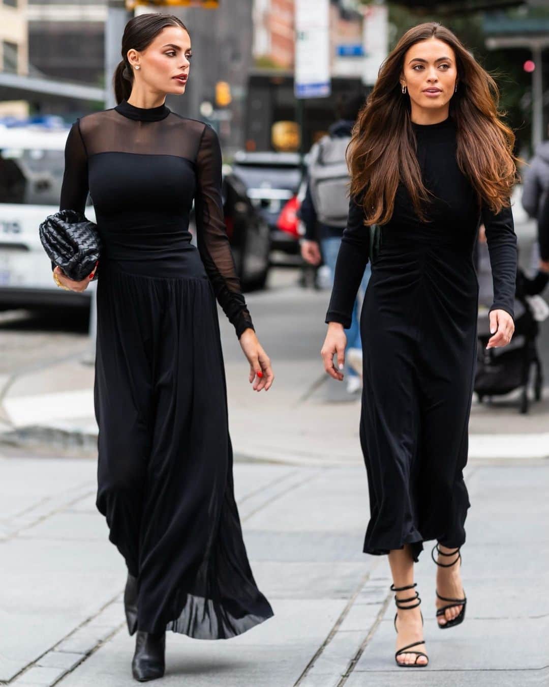 ダイアン フォン ファステンバーグのインスタグラム：「Sisters who LBD together, stay together. @brooksnader & @graceann_nader spotted in #DVF on the streets of NYC 🖤」