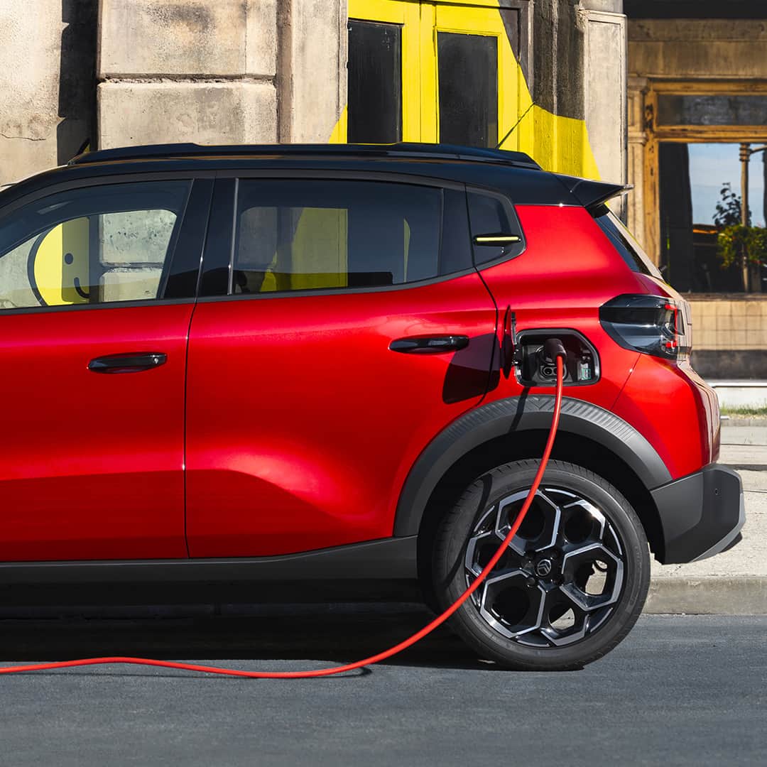 Citroënのインスタグラム：「100% electric and fast charging, it's a pleasure for everyone. Even the wall. New Citroën ë-C3 available for pre-order. #CitroënËC3 #AllElectric」