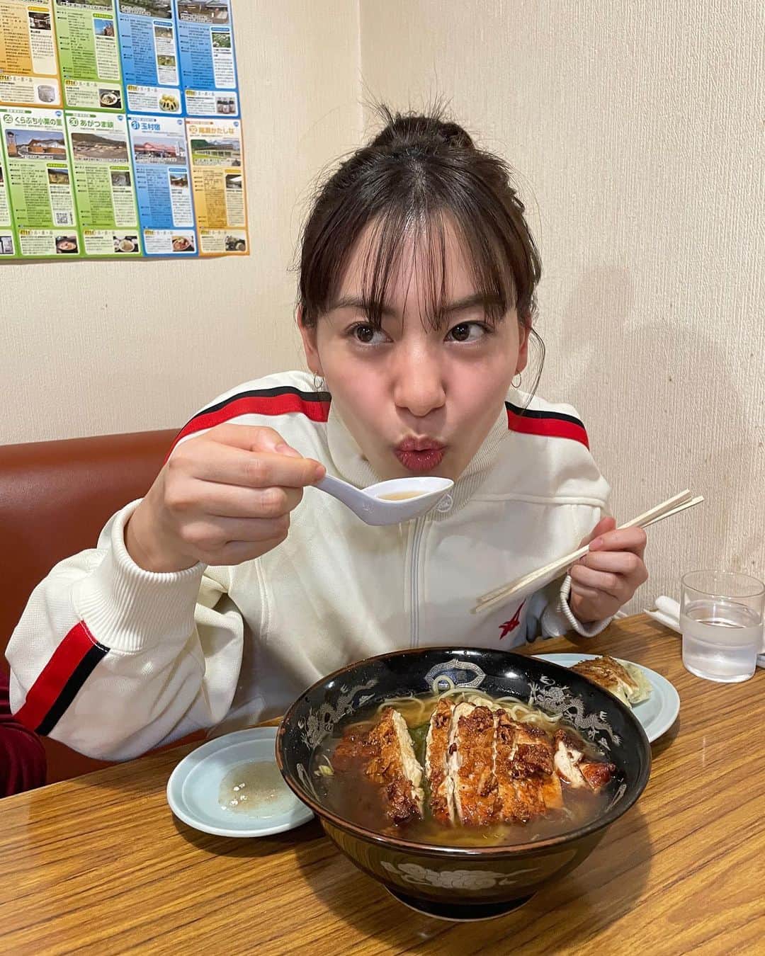 金井美樹 のインスタグラム：「まずはスープ🍜 #お箸置きなさいよ #早く食べたい気持ち出すぎ」