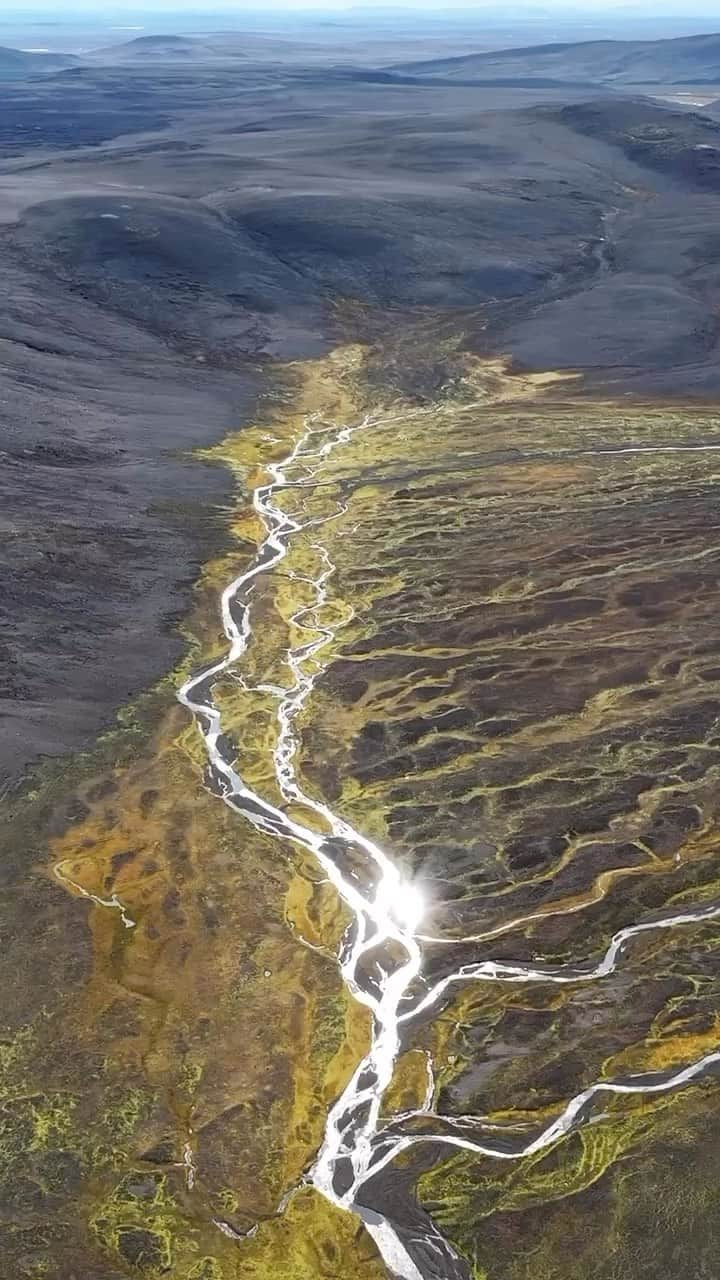 クリス・バーカードのインスタグラム：「Typically Iceland’s highlands require you to have a vehicle optimized for snow, rocks, mud and river crossings ... or just a good gravel bike and an a group of friends willing to get dirty for a day. This trip was from a late season romp a day before the snow hit. Amazing days riding with the @maap.cc crew through sweeping valleys and mountain passes just to end the day with hot springs and even wood fired pizzas... pretty magic 🪄」