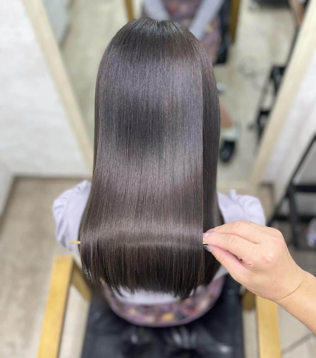のインスタグラム：「透明感ある黒髪風にしてもらった❤︎ 髪質改善もしてもらってちゅるちゅる❤︎  #ヘアケア  #髪質改善  #黒髪  #ロングヘアー」