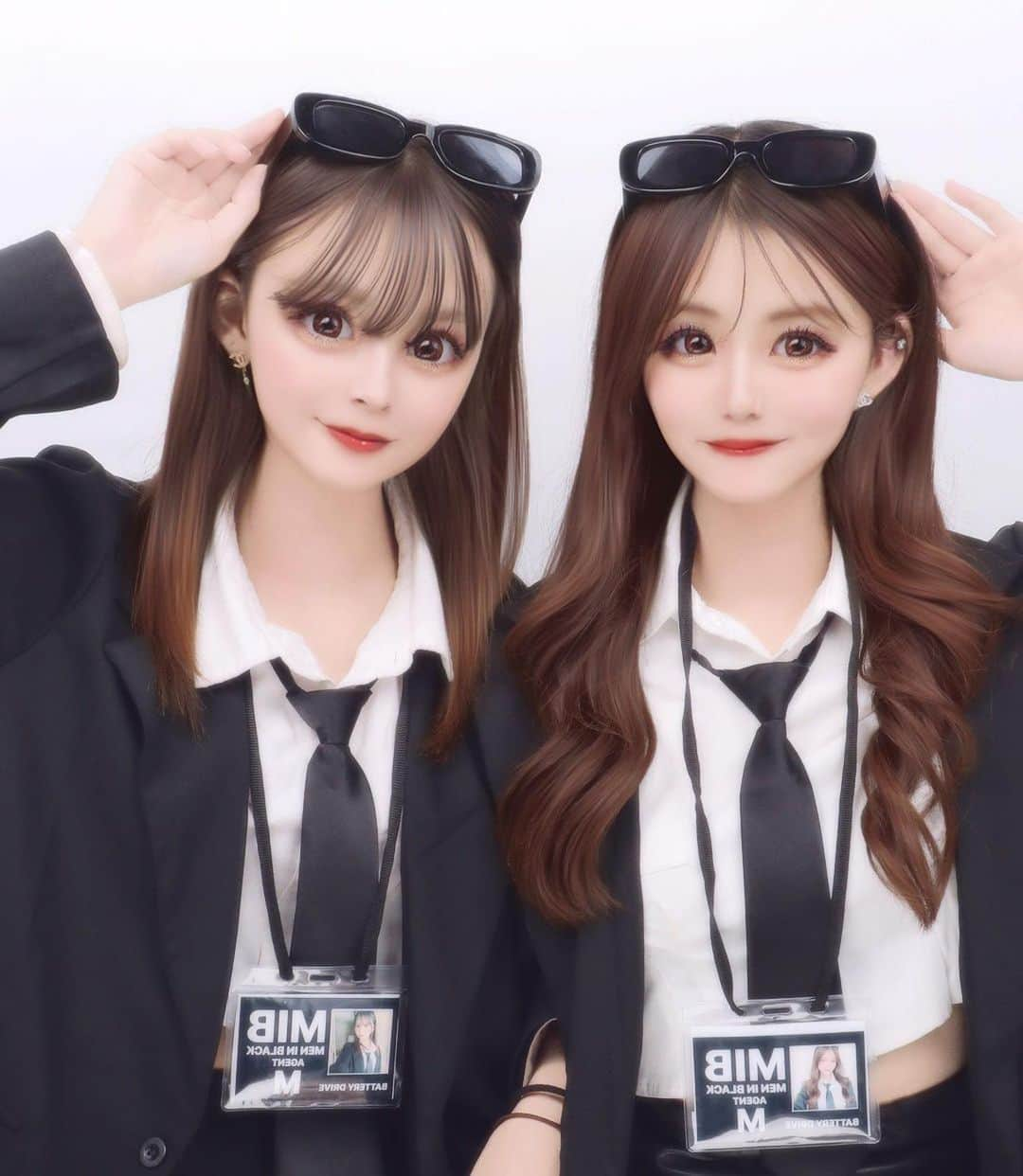 田仲埜愛のインスタグラム：「.  𝐌𝐈𝐁 👽  #meninblack  #mib  #halloween  #costume  #プリント倶楽部  #プリクラ #ハロウィンプリ  #今日好き #fyp #07 #田仲埜愛」