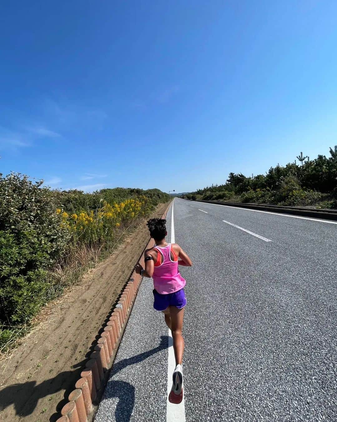 上田藍さんのインスタグラム写真 - (上田藍Instagram)「. ☁️　☁️☁️　☁️☀️　☁️☁️　☁️☁️  Good day.💪✨ #camp #tateyama 🌿🌿🌿🌿🌿🌿🌿🌿🌿🌿🌿🌿  館山での短期合宿最終日は、細田雄一選手 @yuichi_hosoda と一緒にトレーニングを行いました💪✨  11月とは思えない温暖(むしろ暑いくらいの陽射し)な気候の中で、ノンストップバイク80km🚲️🚲️✨ 続けて20kmペース走(1km4分ペース)を行いました🏃☀️  メキシコで開催される、アイアンマン🇲🇽コスメルに向けて、ジリジリと焼ける陽射しと暑い気候がとても良いシミュレーションになりました。  心拍数も安定していて、ドリンクや動画撮影などサポートをしてくれた細田選手と所々会話をしながら集中して楽しく、気持ちよく走りきることができ、強化練習が上手く積めている感覚を得られました🙌✨  館山での充実した日々、そして、サポートに感謝をしています🤗☀️ありがとうございました。  引き続き、丁寧に仕上げていきたいと思います🌟 週末は茨城県で開催されるサイクルイベント【しろさとTT200】にゲストライダーとして200kmの部に出場をします🚲️✨  参加される皆様とお会いできることを心待ちにしています🥰  #館山合宿 #千葉県 #フラワーライン💠 #集中してリズミカルに🏃✨ #お天気よくて最高でした🍀 #トライアスロン #上田藍 #感謝💓」11月2日 22時55分 - ai_love_tri