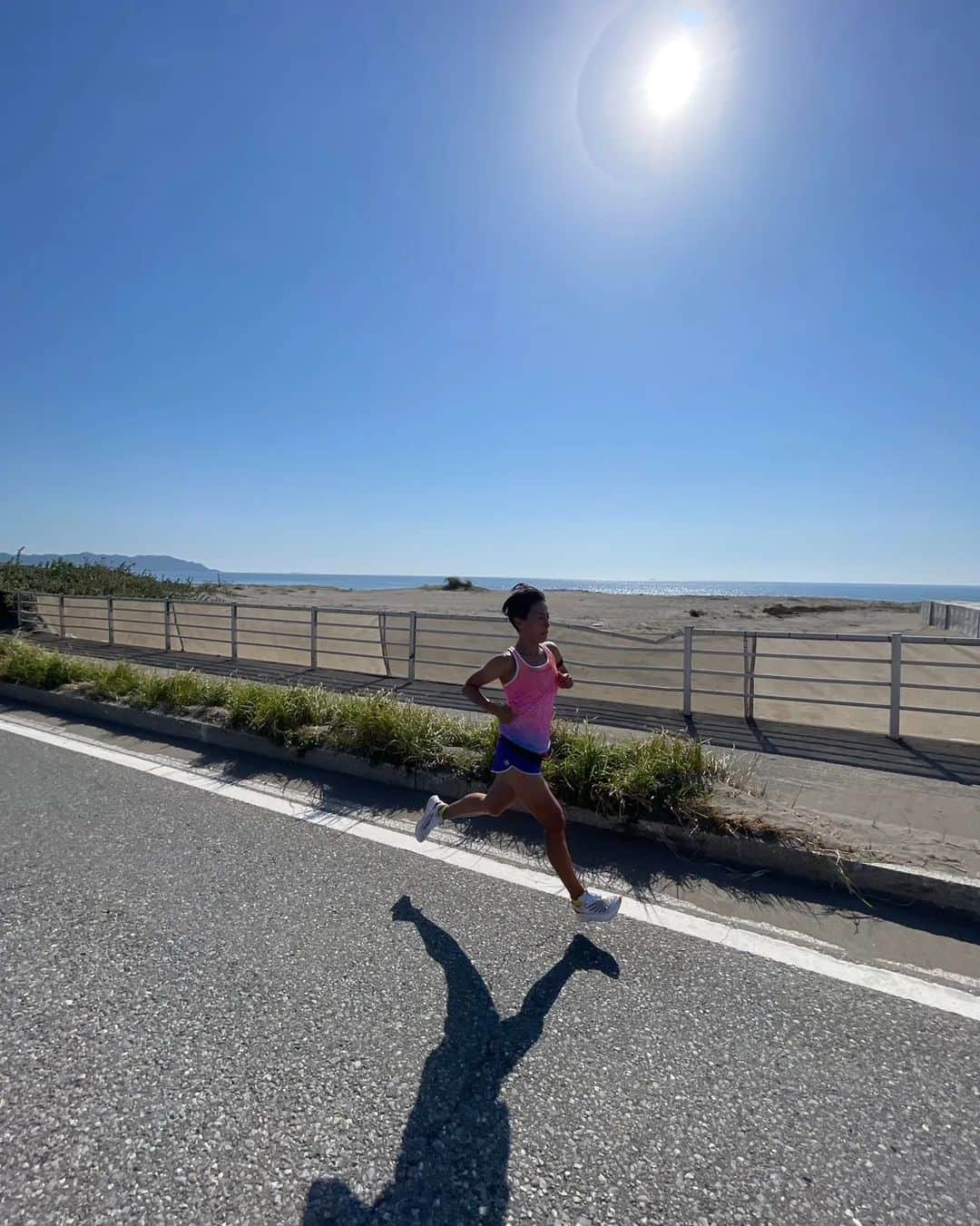 上田藍さんのインスタグラム写真 - (上田藍Instagram)「. ☁️　☁️☁️　☁️☀️　☁️☁️　☁️☁️  Good day.💪✨ #camp #tateyama 🌿🌿🌿🌿🌿🌿🌿🌿🌿🌿🌿🌿  館山での短期合宿最終日は、細田雄一選手 @yuichi_hosoda と一緒にトレーニングを行いました💪✨  11月とは思えない温暖(むしろ暑いくらいの陽射し)な気候の中で、ノンストップバイク80km🚲️🚲️✨ 続けて20kmペース走(1km4分ペース)を行いました🏃☀️  メキシコで開催される、アイアンマン🇲🇽コスメルに向けて、ジリジリと焼ける陽射しと暑い気候がとても良いシミュレーションになりました。  心拍数も安定していて、ドリンクや動画撮影などサポートをしてくれた細田選手と所々会話をしながら集中して楽しく、気持ちよく走りきることができ、強化練習が上手く積めている感覚を得られました🙌✨  館山での充実した日々、そして、サポートに感謝をしています🤗☀️ありがとうございました。  引き続き、丁寧に仕上げていきたいと思います🌟 週末は茨城県で開催されるサイクルイベント【しろさとTT200】にゲストライダーとして200kmの部に出場をします🚲️✨  参加される皆様とお会いできることを心待ちにしています🥰  #館山合宿 #千葉県 #フラワーライン💠 #集中してリズミカルに🏃✨ #お天気よくて最高でした🍀 #トライアスロン #上田藍 #感謝💓」11月2日 22時55分 - ai_love_tri