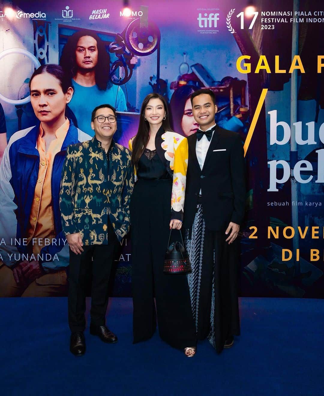 ラライン・シャーのインスタグラム：「Semesta selalu punya cara dan selalu tepat waktu.  Hadirlah @filmbudipekerti yang membuka mata hati dan pikiran. Beberapa hari ini setelah menerima dan menampung kemarahan begitu banyak teman teman netizen Indonesia, ini seperti obat. Pencerahan akan hidup sebenarnya dan hidup di dunia maya yang sekarang hampir tidak bisa terpisahkan. Dimana satu posting, satu moment, masa lalu semua dapat merubah trajeksi kehidupan personal dan karir seseorang. Bagaimana fakta, cerita, perasaan beradu dengan seru di sosial media dan dunia nyata.   Isu isu yang sangat relevan dan butuh diberi perhatian seperti kesehatan mental, kesejahteraan guru, cyber bullying, hidup sebagai influencer, ketidak adilan dalam kehidupan sehari hari semua diberi perhatian dan ruang dalam film ini.   Special thanks untuk temanku @imanusman sebagai produser dan direktur @wregas_bhanuteja untuk karya yang sangat dibutuhkan di saat ini.  Selamat buat cast dan crew! Acting yang luar biasa dari Mba @inefebriyanti @angga  @dwisasono @prillylatuconsina96   Benar benar suspenseful, menghibur dan edukatif.  Jangan lupa nonton Budi Pekerti ya!」