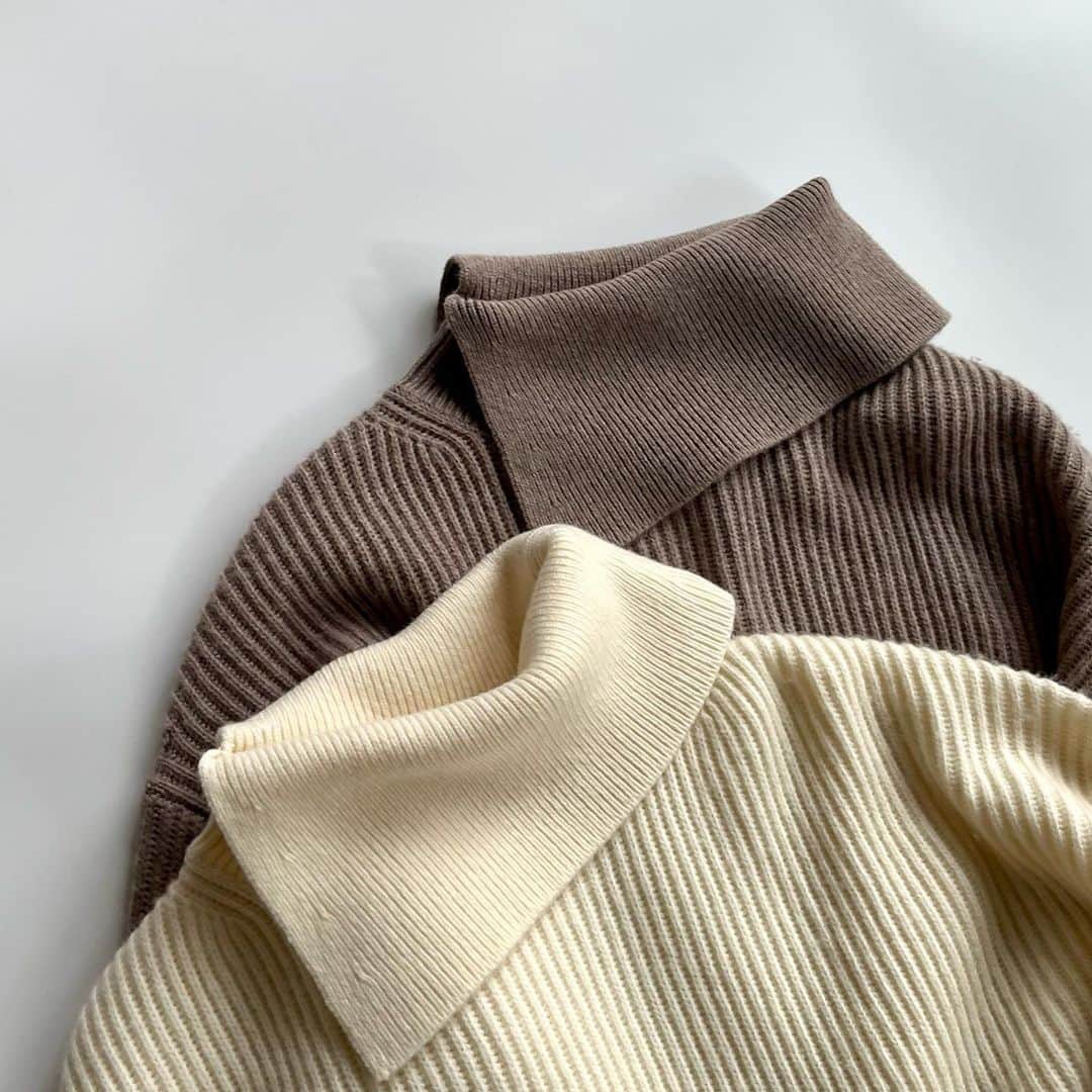 エリオポールのインスタグラム：「<Knit Collection>  ASYMETRICAL TURTLE KNIT  25.300yen / HÉLIOPÔLE   Ref: 23003069041HN Color: Ivory. Brown Size: 38 ※11月中旬入荷予定  下記店舗にてお電話での通販を承っております。  HELIOPOLE代官山店  03 3770 6438  HELIOPOLE 札幌店  011 209 5455  @heliopole_official #HELIOPOLE  #エリオポール」