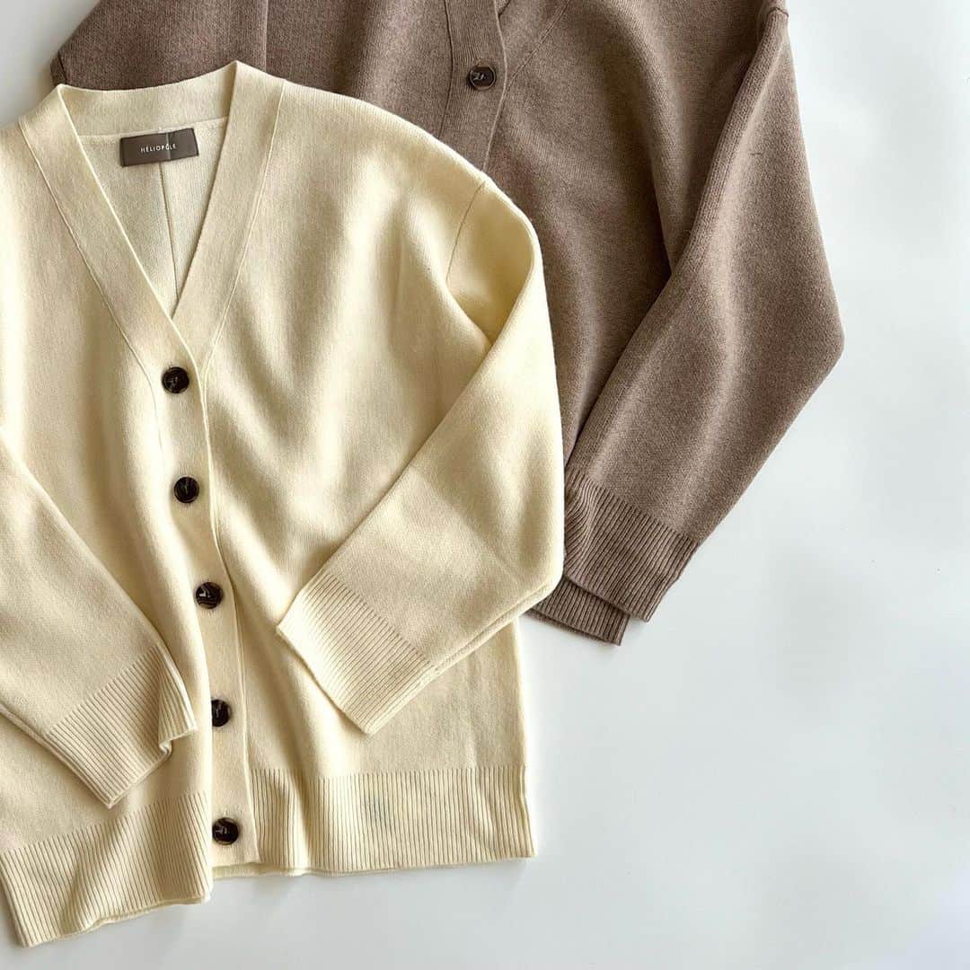 エリオポールのインスタグラム：「<Knit Collection>  V NECK LONG CARDIGAN  27.500yen / HÉLIOPÔLE   Ref: 23003070041HN Color: Ivory. Brown Size: 38  下記店舗にてお電話での通販を承っております。  HELIOPOLE代官山店  03 3770 6438  HELIOPOLE 札幌店  011 209 5455  @heliopole_official #HELIOPOLE  #エリオポール」