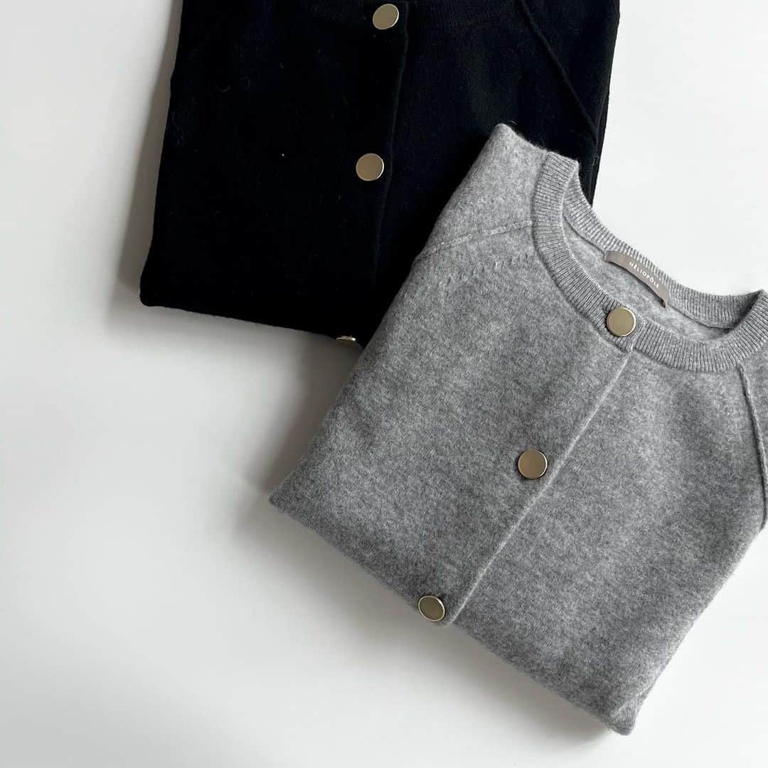 エリオポールのインスタグラム：「<Knit Collection>  METAL BOTTON RGAGLAN CARDIGAN  19.800yen / HÉLIOPÔLE   Ref: 23003068041HN Color: Gray. Black Size: 38  下記店舗にてお電話での通販を承っております。  HELIOPOLE代官山店  03 3770 6438  HELIOPOLE 札幌店  011 209 5455  @heliopole_official #HELIOPOLE  #エリオポール」