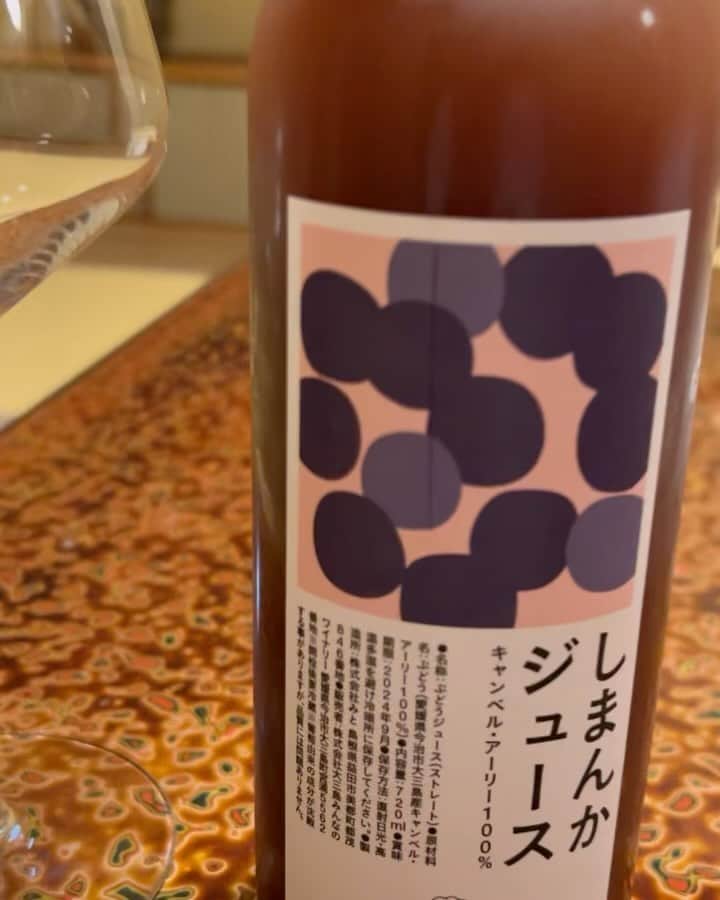 水谷千重子のインスタグラム：「本日も友近ちゃん松山でしたわよ👍 第75回西日本泌尿器科学会総会が友近ちゃんが昔仲居さんとして勤めていた旅館大和屋本店さんでありましたの👍 文化人枠🤭🤭 皆さんとかなり笑いの価値観があいましたわ🤣🤣 とても真剣に聞いてくださり笑ってくださり感謝でした🙇‍♀️ 文化人枠🤭🤭🤭 終わりはやっぱり道後温泉ね♨️お風呂上がりの一杯よ！！ 最高〜 おやすみなさい⭐ #しまんかジュース #乾杯のご発生 #JC、ライオンズクラブの集まりの男性の乾杯のトーン #西尾一男好きな司会の医学博士上原さん🍕🙇‍♀️ #文化人枠」