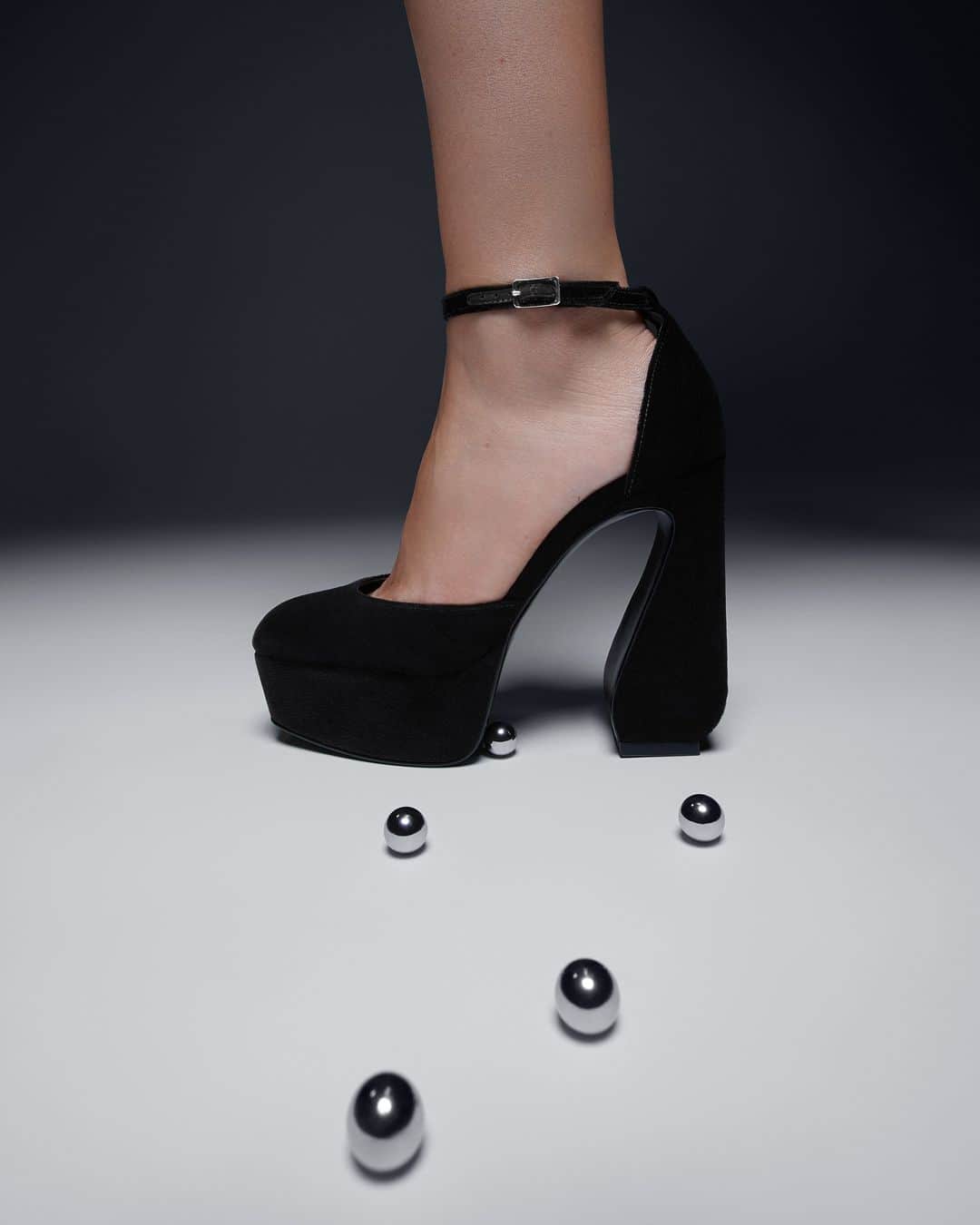 Sergio Rossiのインスタグラム：「With its square toe, sculpted platform heel, and ankle strap, this iconic silhouette embodies a fearless femininity that effortlessly maintains its stylish edge. Discover the latest SI ROSSI by Sergio Rossi collection online and in stores. #SIROSSI #SergioRossi」