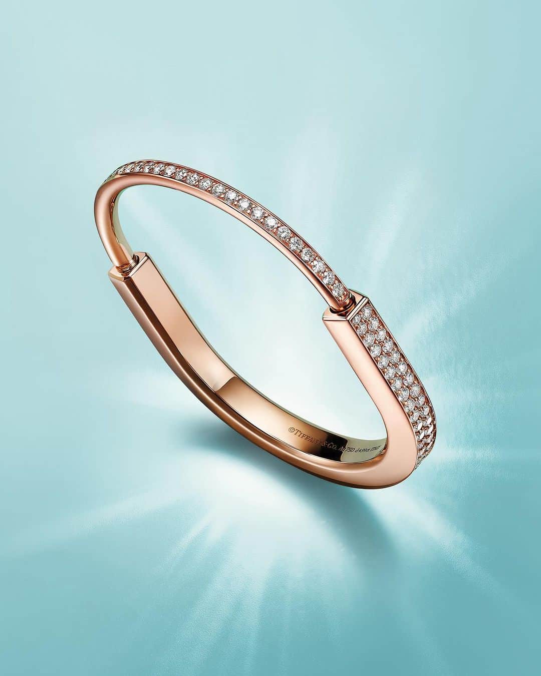 ティファニーのインスタグラム：「Unlock the possibilities this holiday with Tiffany Lock. A feat of craftsmanship and a bold symbol of connection, this padlock-inspired bracelet reimagines a House motif from The Tiffany Archives in 18k gold with hand-set diamonds. Link in bio. #ATiffanyHoliday #TiffanyLock #TiffanyAndCo」