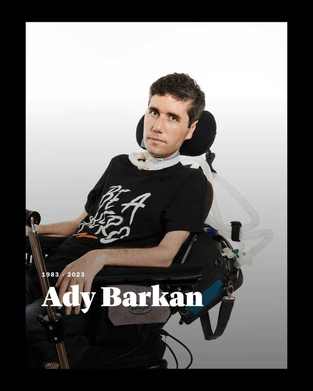 TIME Magazineのインスタグラム：「Ady Barkan, a healthcare activist who led the fight for Medicare for All, has died at 39 from complications from ALS.  “You probably knew Ady as a healthcare activist. But more importantly he was a wonderful dad and my life partner for 18 years,” his wife, Rachael Scarborough King, wrote on X. “Ady fought for the 24/7 care he needed to be home with us until the end of his life. It’s impossible to thank his incredible caregivers enough for their labor and care, which allowed us to live as a family through Ady’s health challenges. Everyone should have that chance.”  In 2020, TIME named Barkan one of the most influential people of the year. Senator Elizabeth Warren wrote then that "Ady and the movement he has behind him bring us closer than we have ever been to making health care in America a basic human right."  Read Warren's full tribute at the link in bio.  Photograph by Paola Kudacki (@paolakudacki) for TIME」