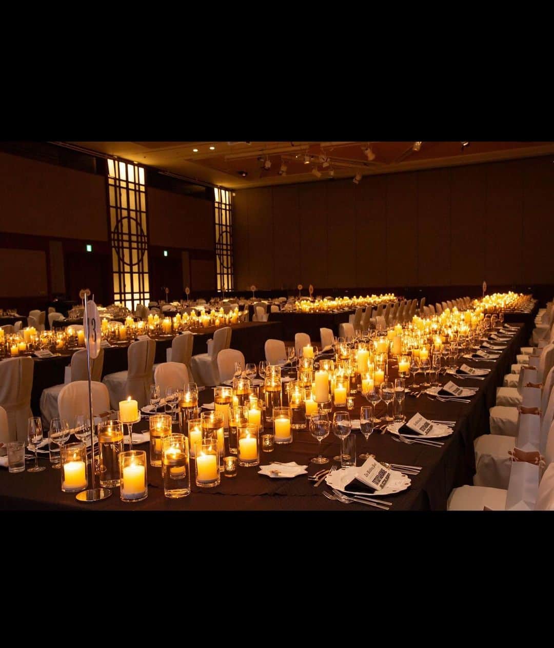 吉井香奈恵さんのインスタグラム写真 - (吉井香奈恵Instagram)「披露宴会場のこだわり🤍🖤  ドレスに合わせてモノクロの世界観にしたくて テーブルクロスとナフキンは黒。 椅子は白で、お花も白のみ。🤍🤍  そして、メインは1000個以上のキャンドル🕯️ @ba.flower_seki  (コーディネーターさんもこの数は初めてって言ってた🫠)  会場だけではなく、全室までキャンドルで演出し 大大大満足の会場で披露宴できました🤵🏽‍♂️👰🏽‍♀️💖💖  そしてそして、 メニュー表と席札も拘りたくて＋経費削減(関西人w)で 自分で作って夜な夜なコピーして大変だったけど、、 当日みんな写真撮ってくれてて めちゃくちゃ嬉しかったああああ😭🤍🤍🤍 (正直これが一番不安やった。笑)  #結婚式 #披露宴 #披露宴会場コーディネート #結婚式レポ #披露宴レポ #キャンドル #メニュー表 #席札 #手作り #wedding #hotelwedding #intercontinental」11月2日 23時06分 - yoshiikanae