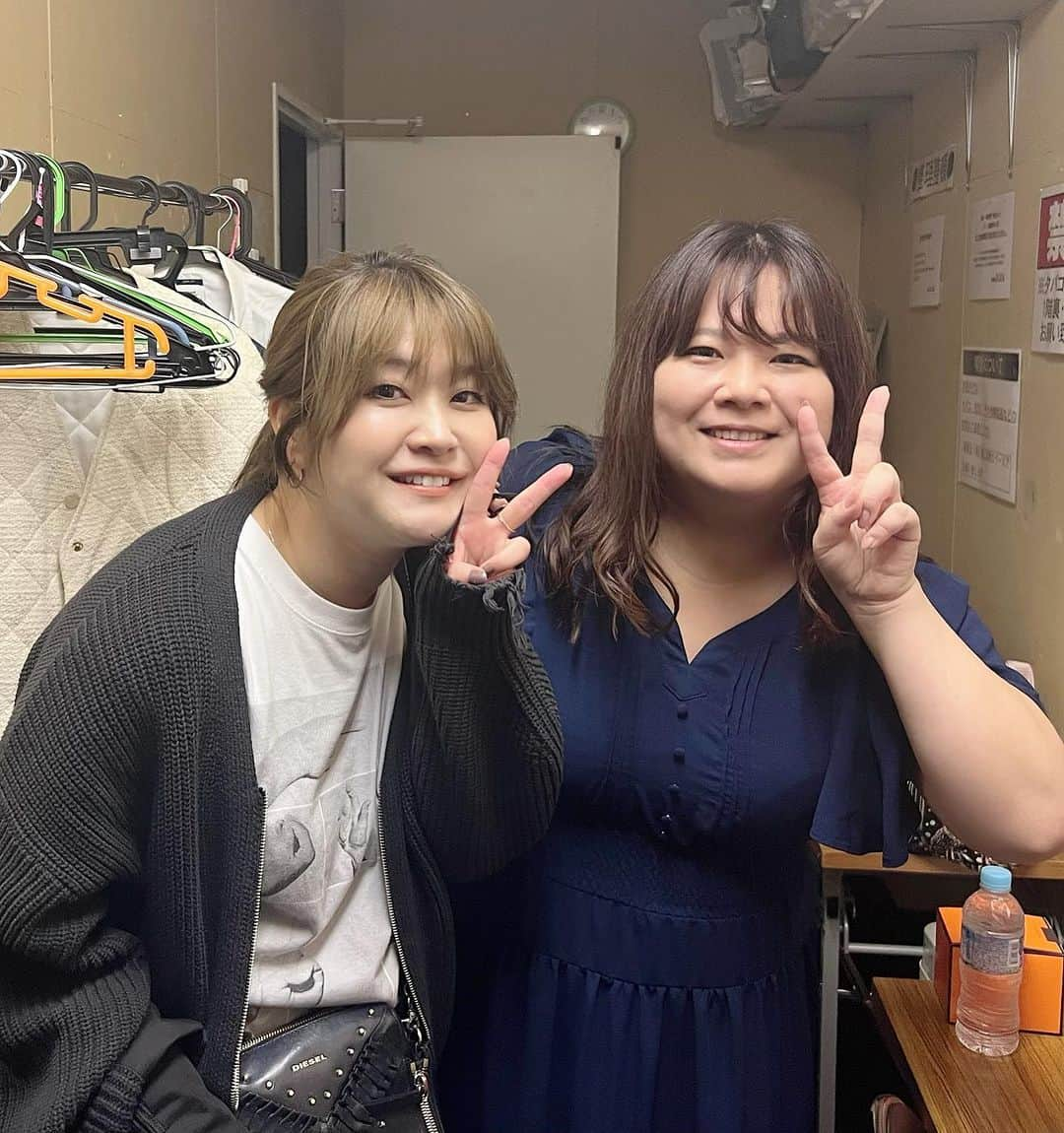 堀川絵美さんのインスタグラム写真 - (堀川絵美Instagram)「ネタライブ【ほりえみさん】 ご来場くださった皆様ありがとうございました！！  超満員でやれて楽しかったです！ お力を貸してくださいました浅越さん、茜ぴんにも大感謝です。  また12月にもスペシャルゲストをお迎えして開催しますので、 師走でご多忙かとは思いますがぜひお越しください⭕️  開演前にいきなり親友（稲田美紀さん）が 差し入れのミュンヘン持って現れてびっくぅした🥰 元バイト先の吉次からは牛タン弁当の差し入れ！ ありがたき幸せ。  また宮本ゴエ次さんが見れたのも嬉しすぎたぜ  #ほりえみさん #浅越ゴエ さん #茜チーフ さん #ダンシングヒーロー #荻野目洋子さん #衣装おもろすぎ #撮影し損ねた #獣ゆく細道 #完全再現」11月2日 23時06分 - horipis